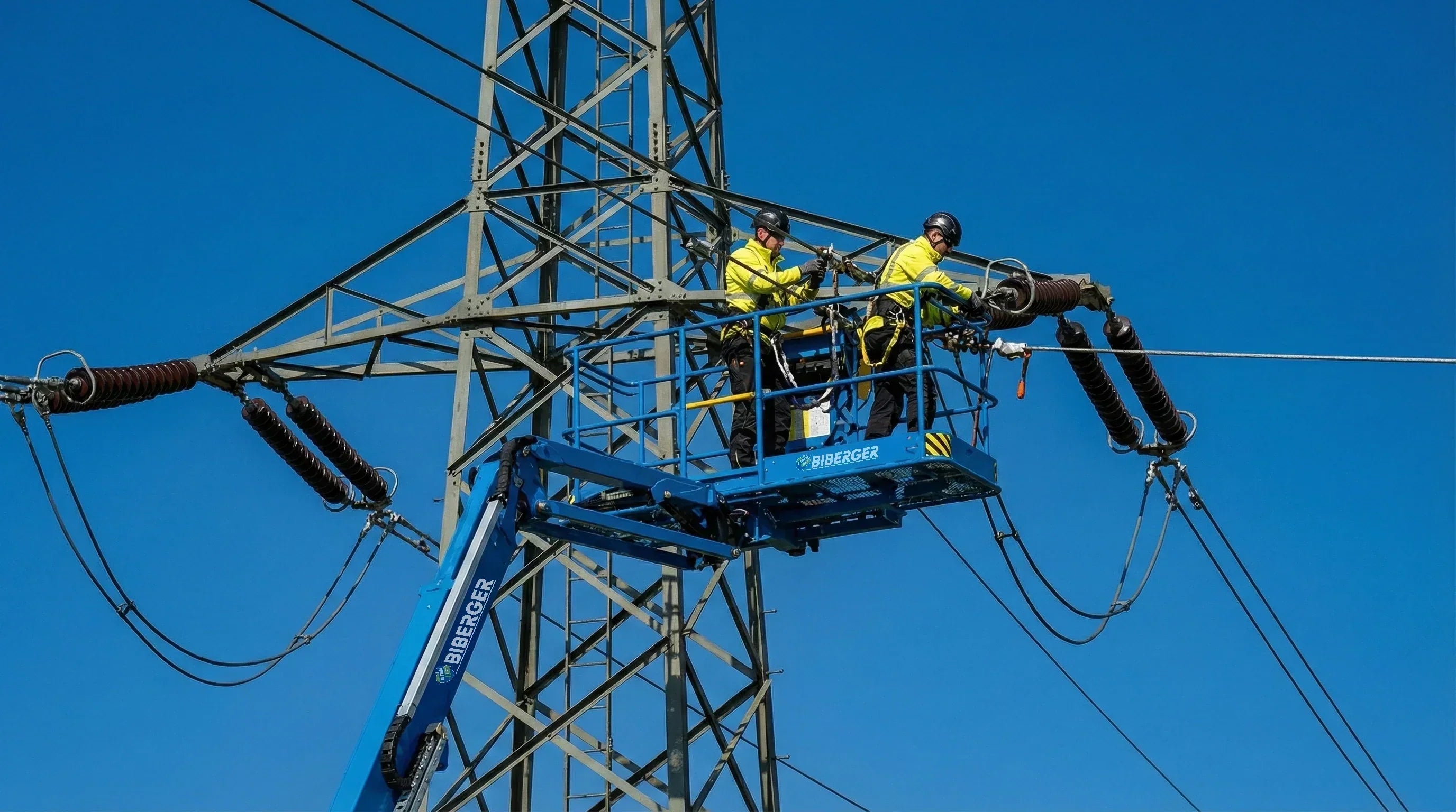 Arbeitsbühnen und Stromleitungen: Mindestabstände und Regeln - BIBERGER