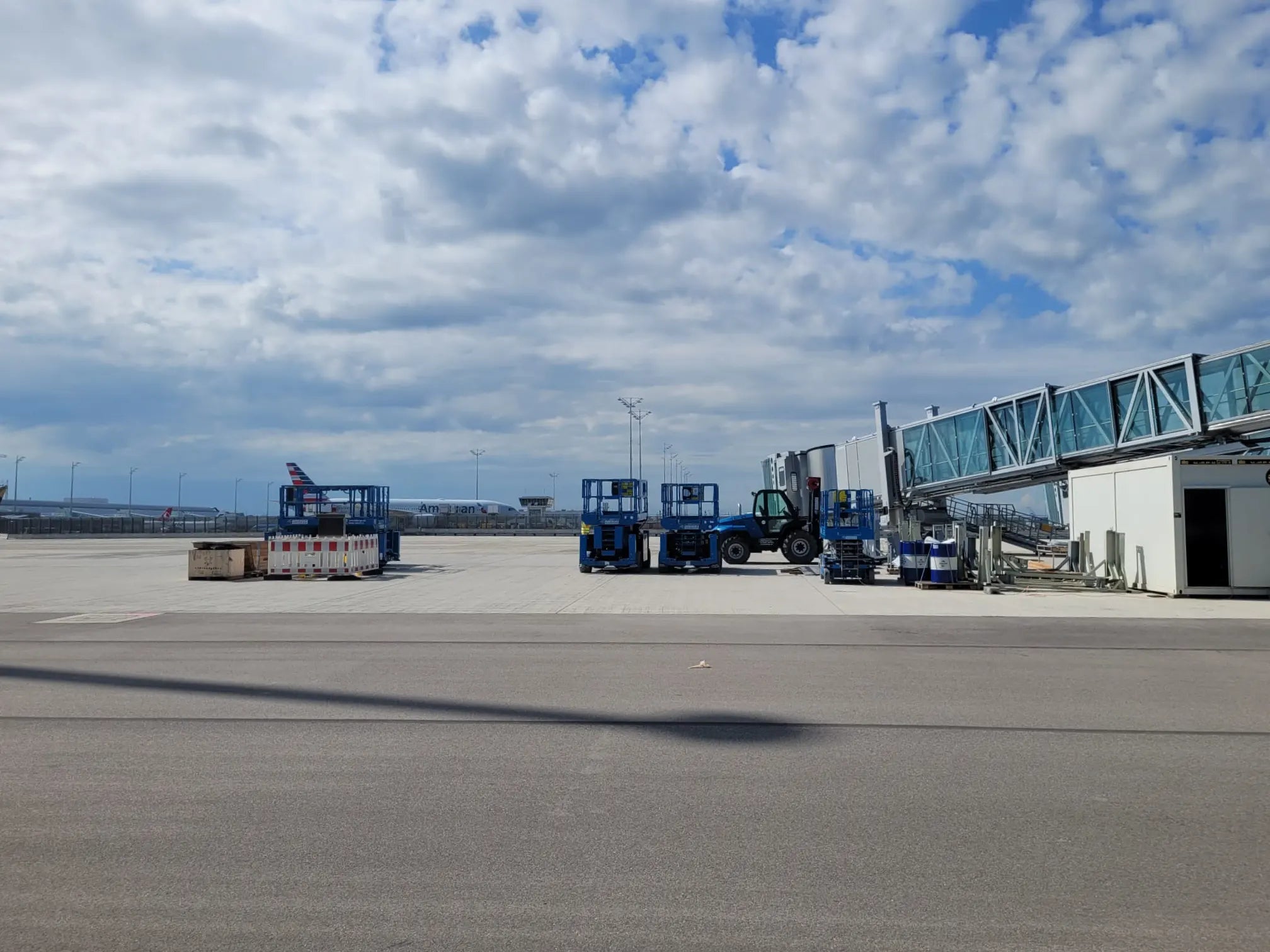 Arbeitsbühnen: Unverzichtbare Werkzeuge für Projekte am Flughafen - BIBERGER