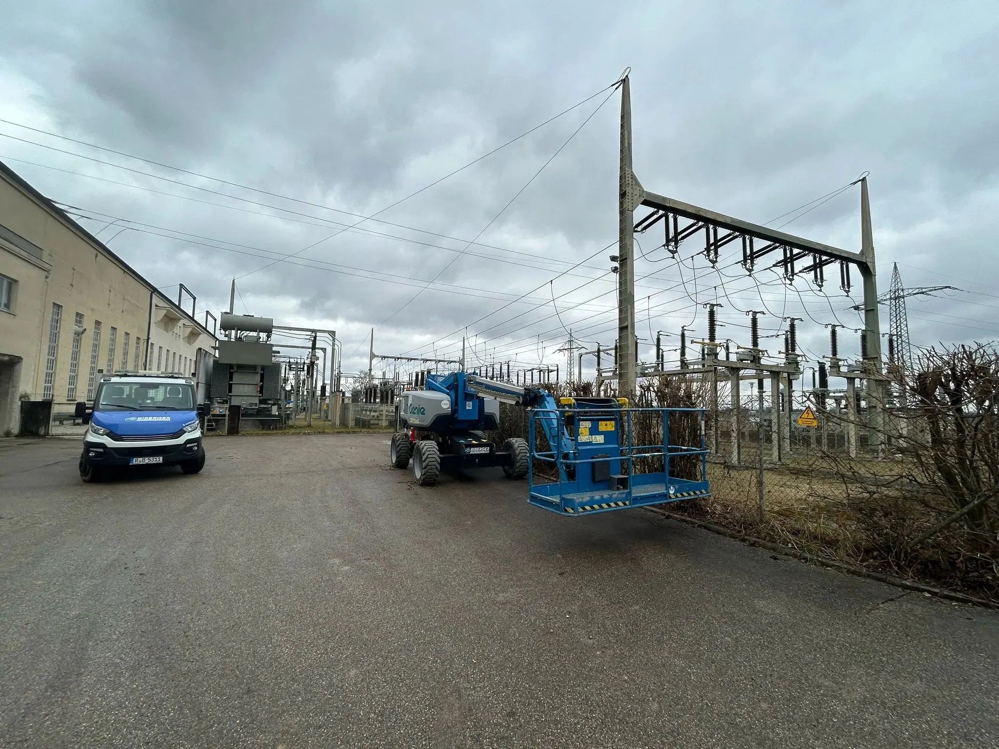 Arbeitsbühnen für Energieversorger: Sicher arbeiten an Stromnetz & Trafostation - BIBERGER