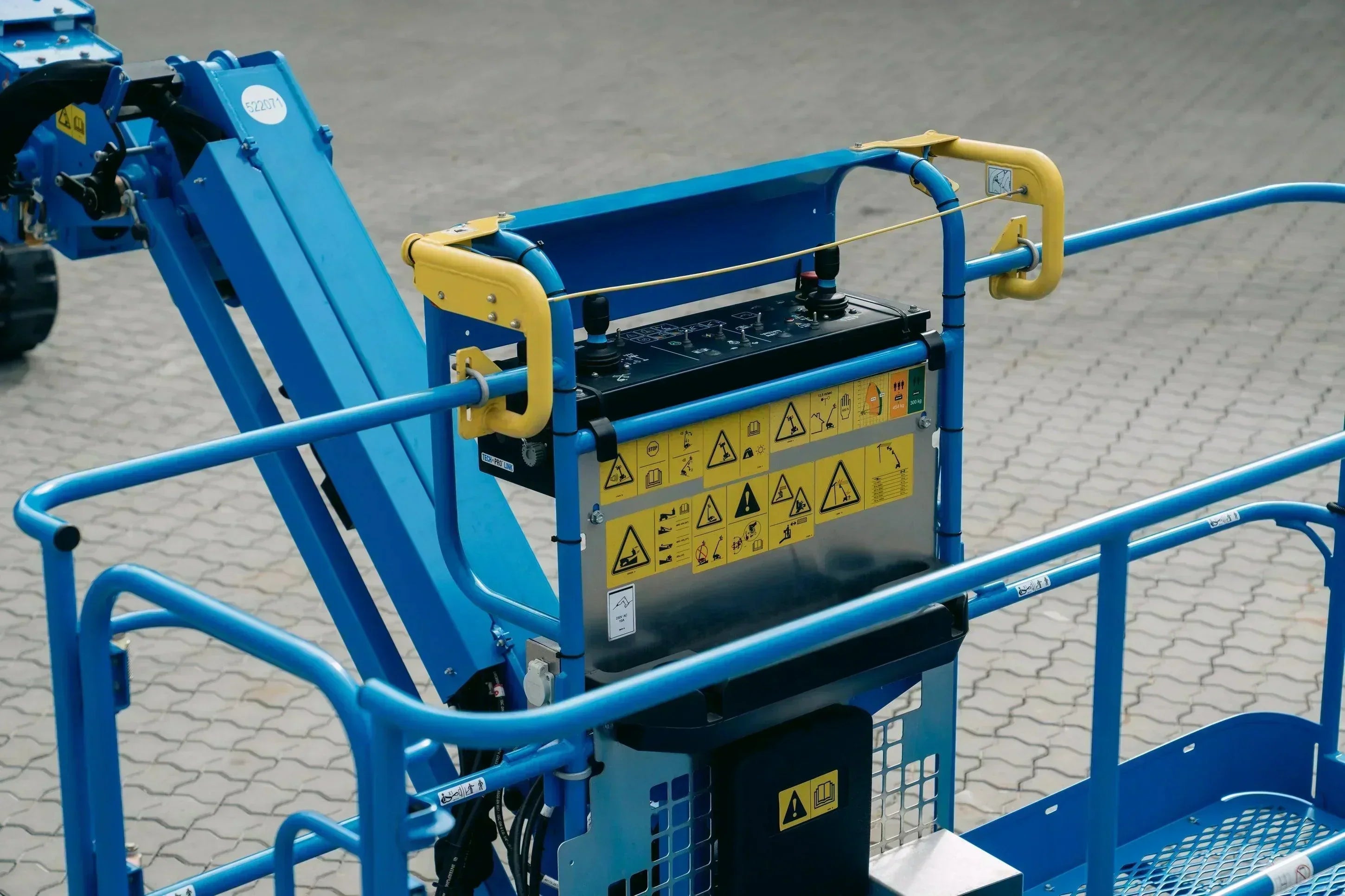 Von Geländer bis Not-Aus: Sicherheitseinrichtungen bei Arbeitsbühnen - BIBERGER