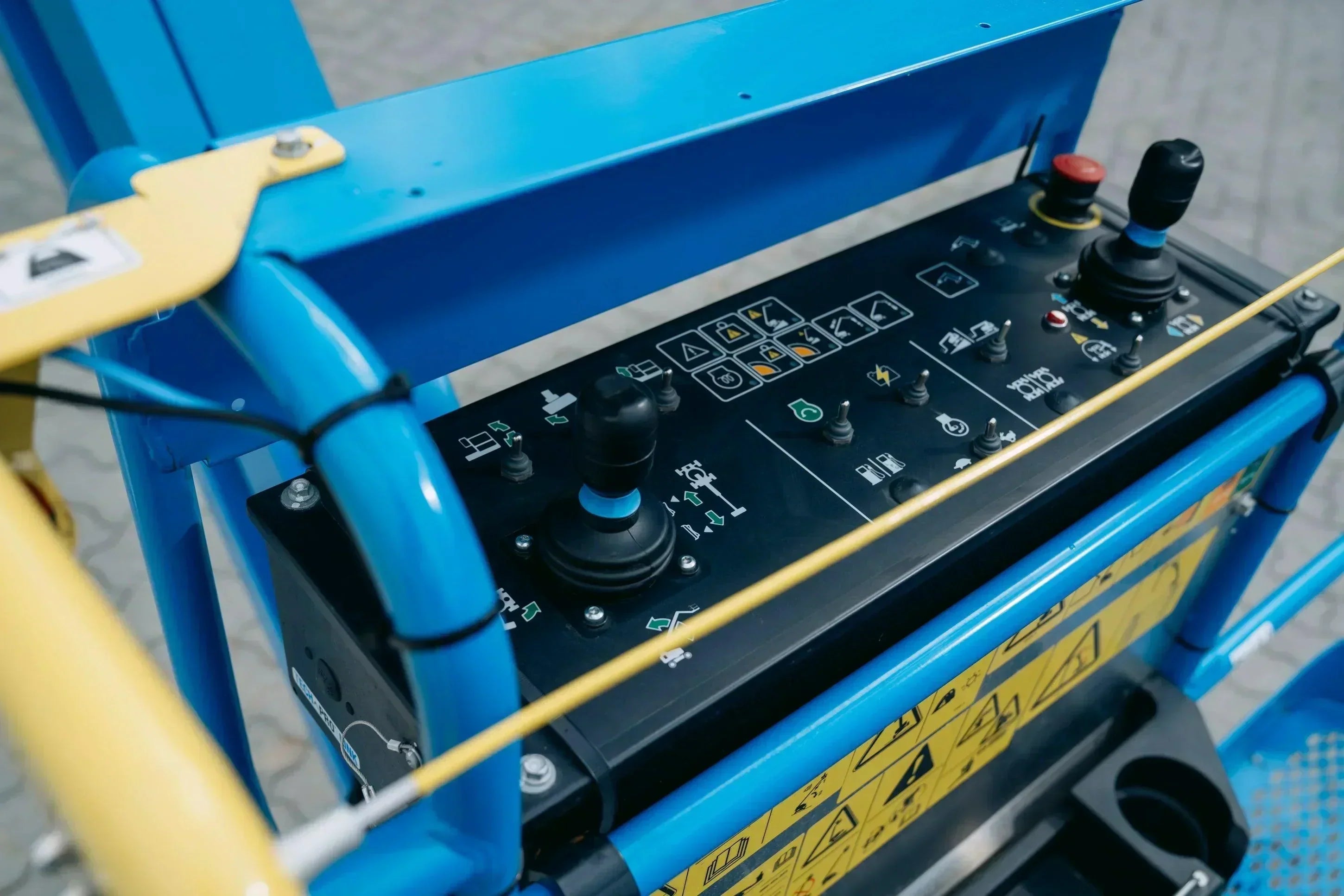 Steuerelemente bei Arbeitsbühnen: So funktioniert die Steuerung - BIBERGER