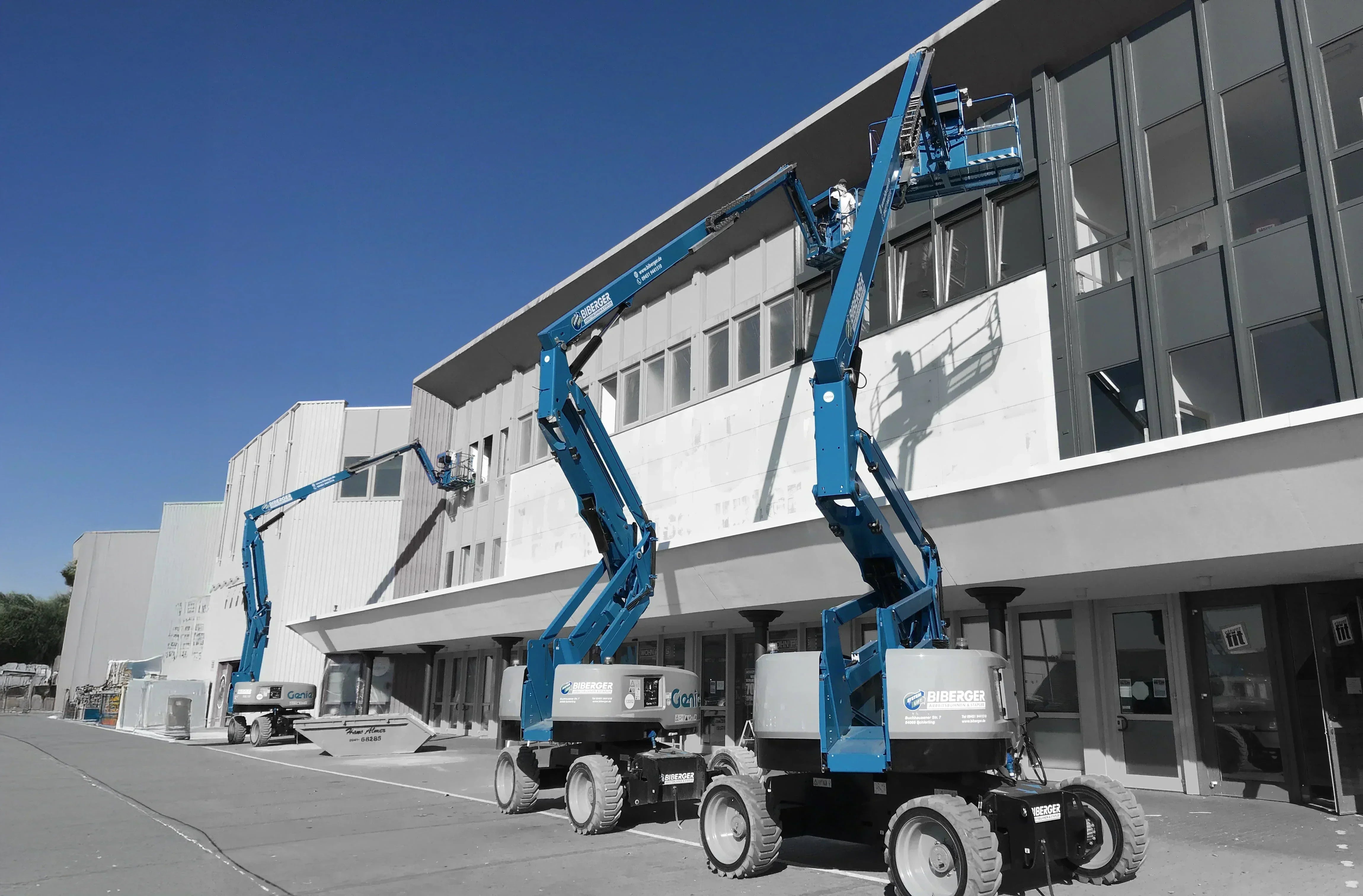 Arbeitsbühnen für Gebäudereiniger – welche Bühne wirklich passt - BIBERGER