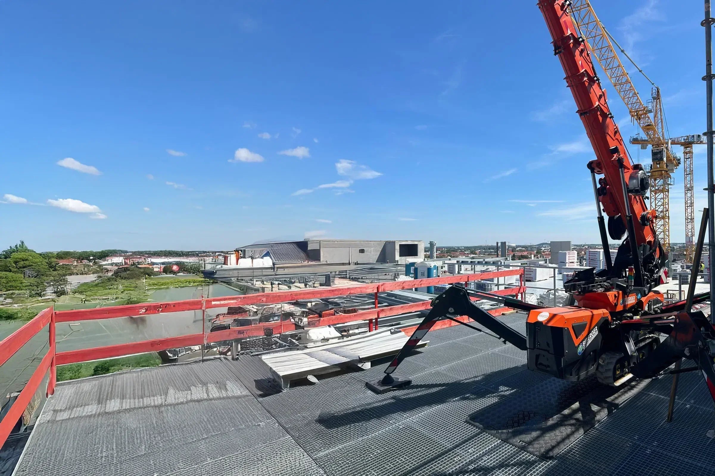 Spinnen-Arbeitsbühnen und Minikrane auf dem Dach: Wann sie zum Einsatz kommen - BIBERGER