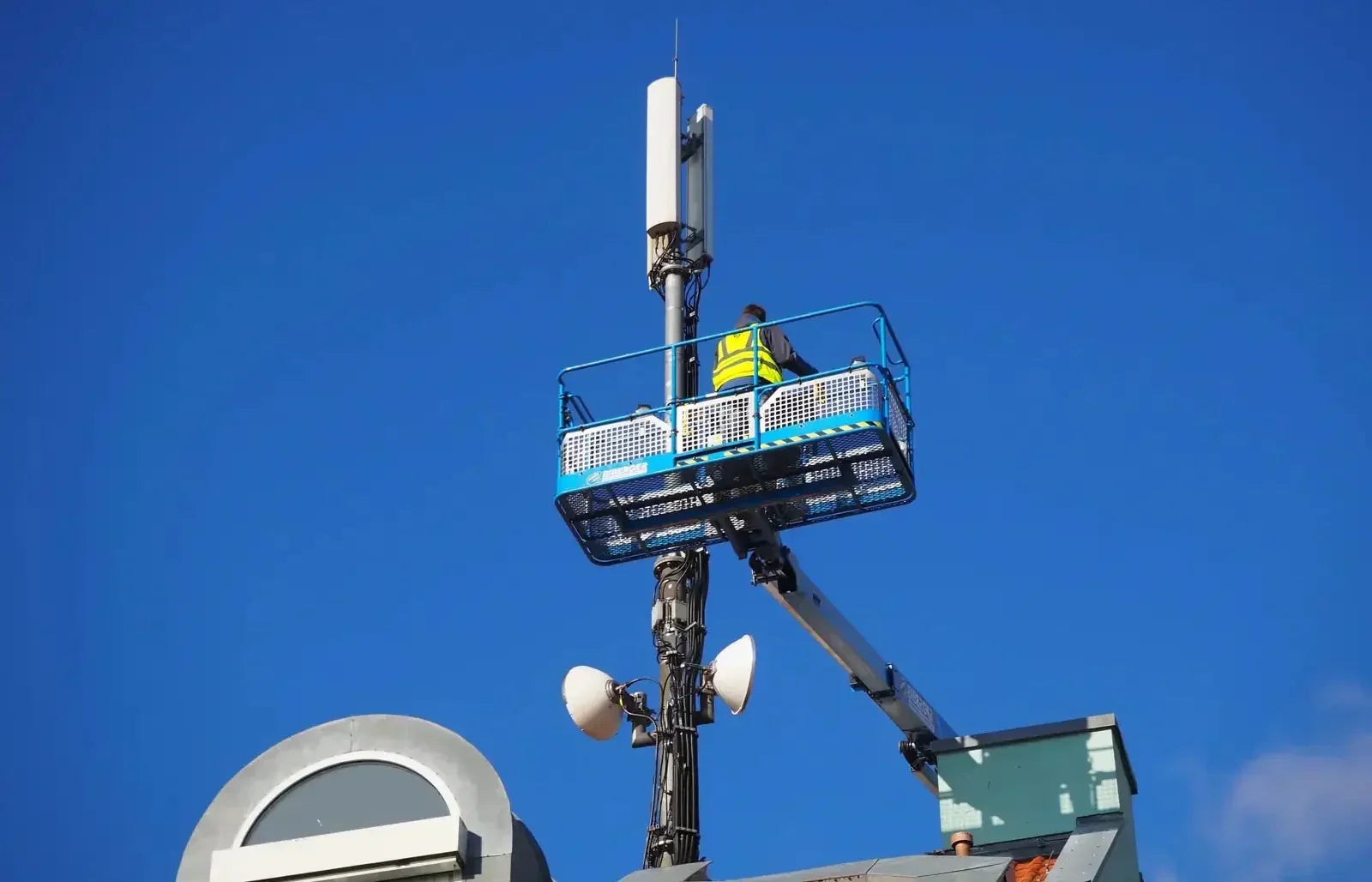 Mobilfunkanlagen montieren: Sichere Montage an Dächern, Mobilfunkmasten und Sendemasten - BIBERGER