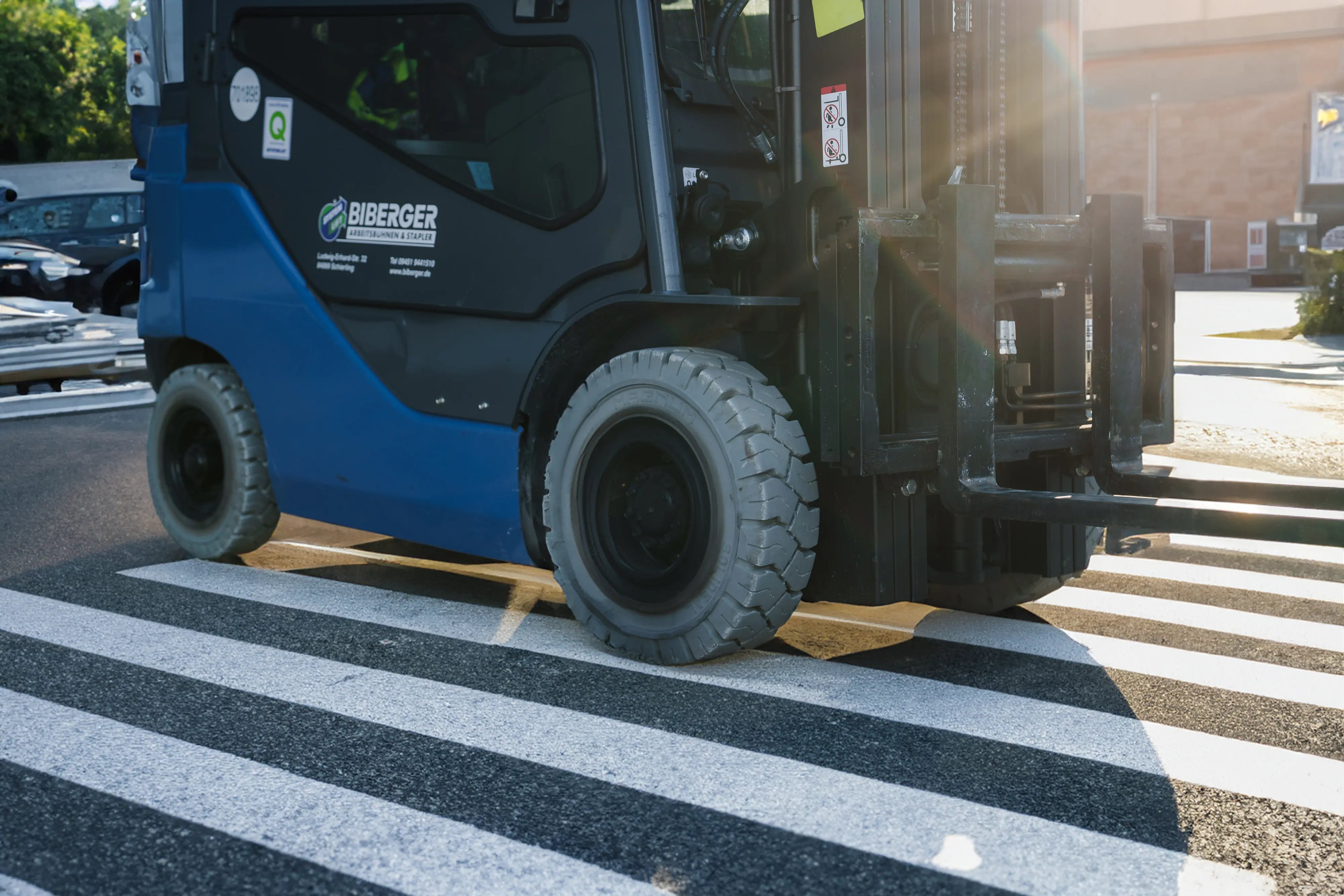 Gabelstapler im öffentlichen Straßenverkehr: Was ist erlaubt und was nicht? - BIBERGER