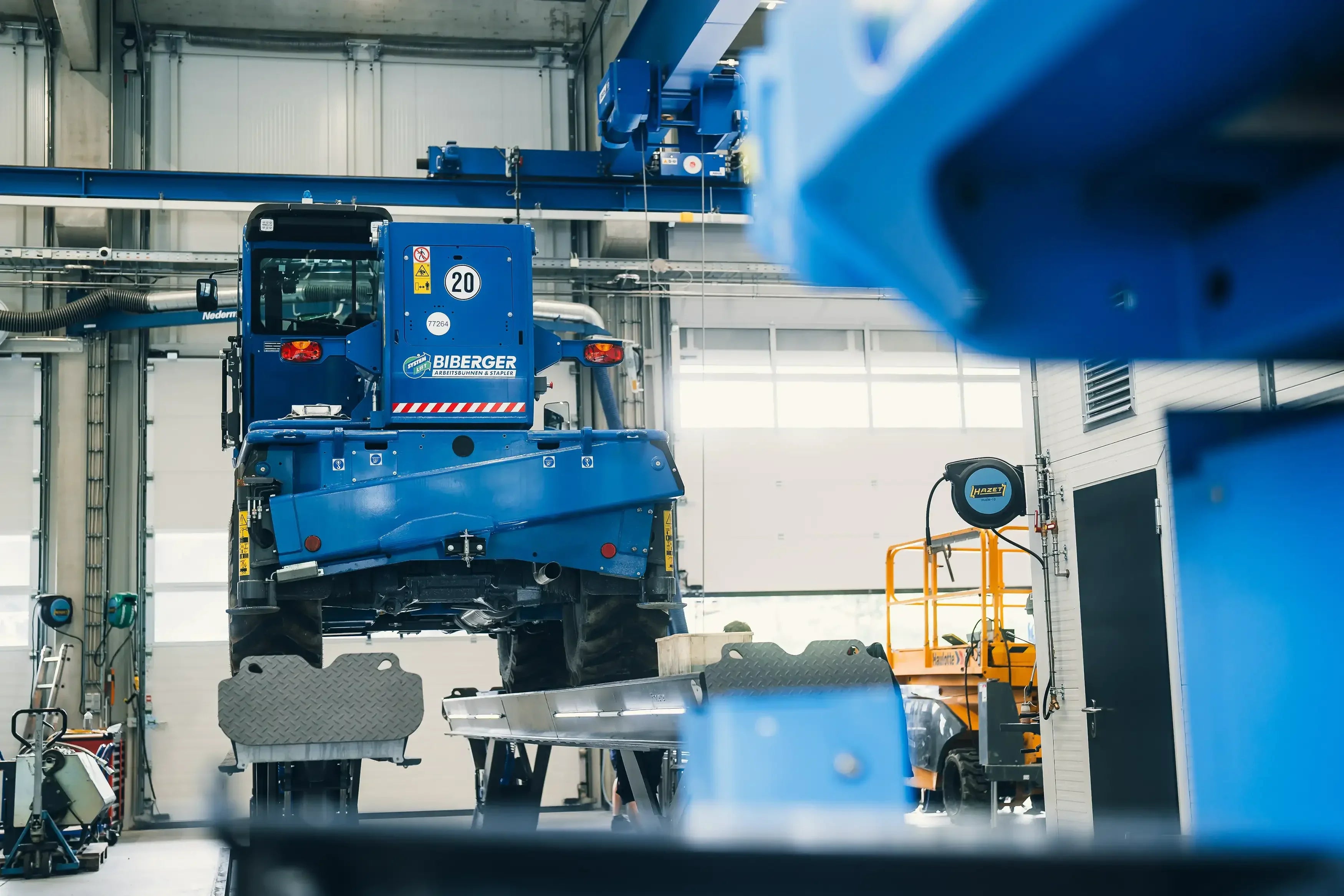 TRBS und EN-Normen für Arbeitsbühnen & Stapler – Übersicht 2025 - BIBERGER