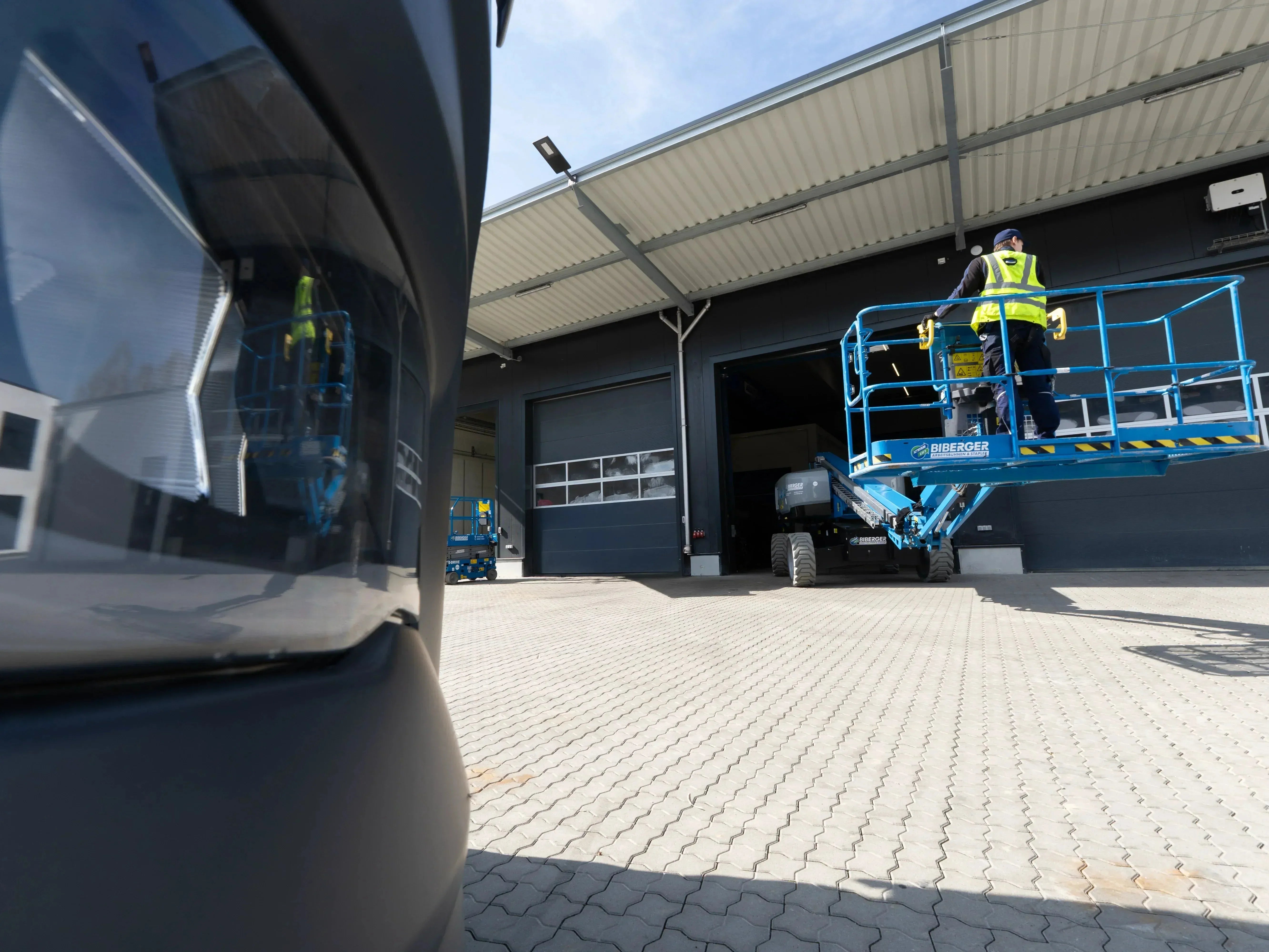 Teleskoparbeitsbühnen sicher fahren und rangieren: So geht’s richtig - BIBERGER
