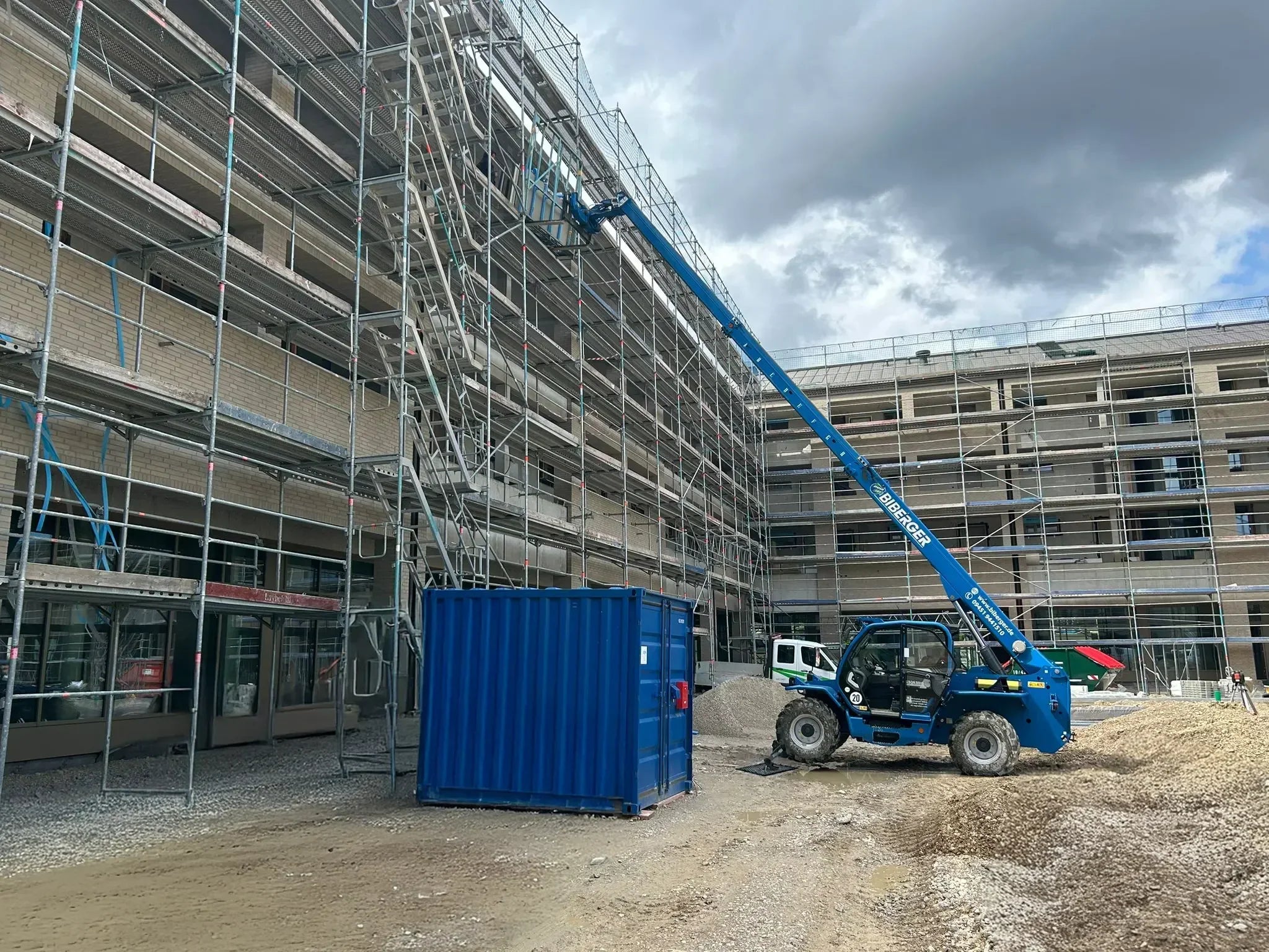Mehr Effizienz auf der Baustelle: Wann sich ein Teleskopstapler lohnt - BIBERGER