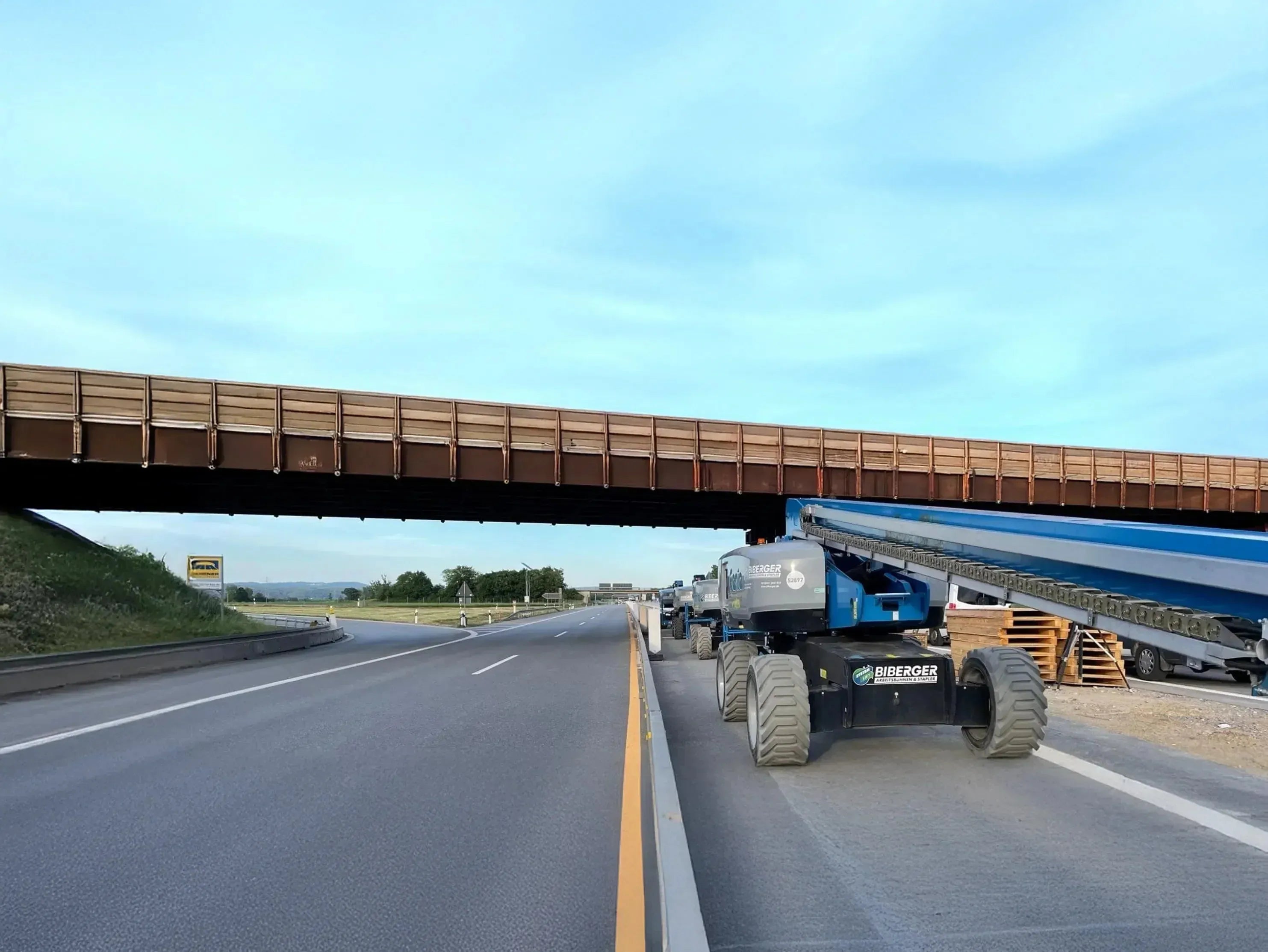 Verkehrsnah arbeiten? So gelingt der sichere Einsatz von Arbeitsbühnen - BIBERGER