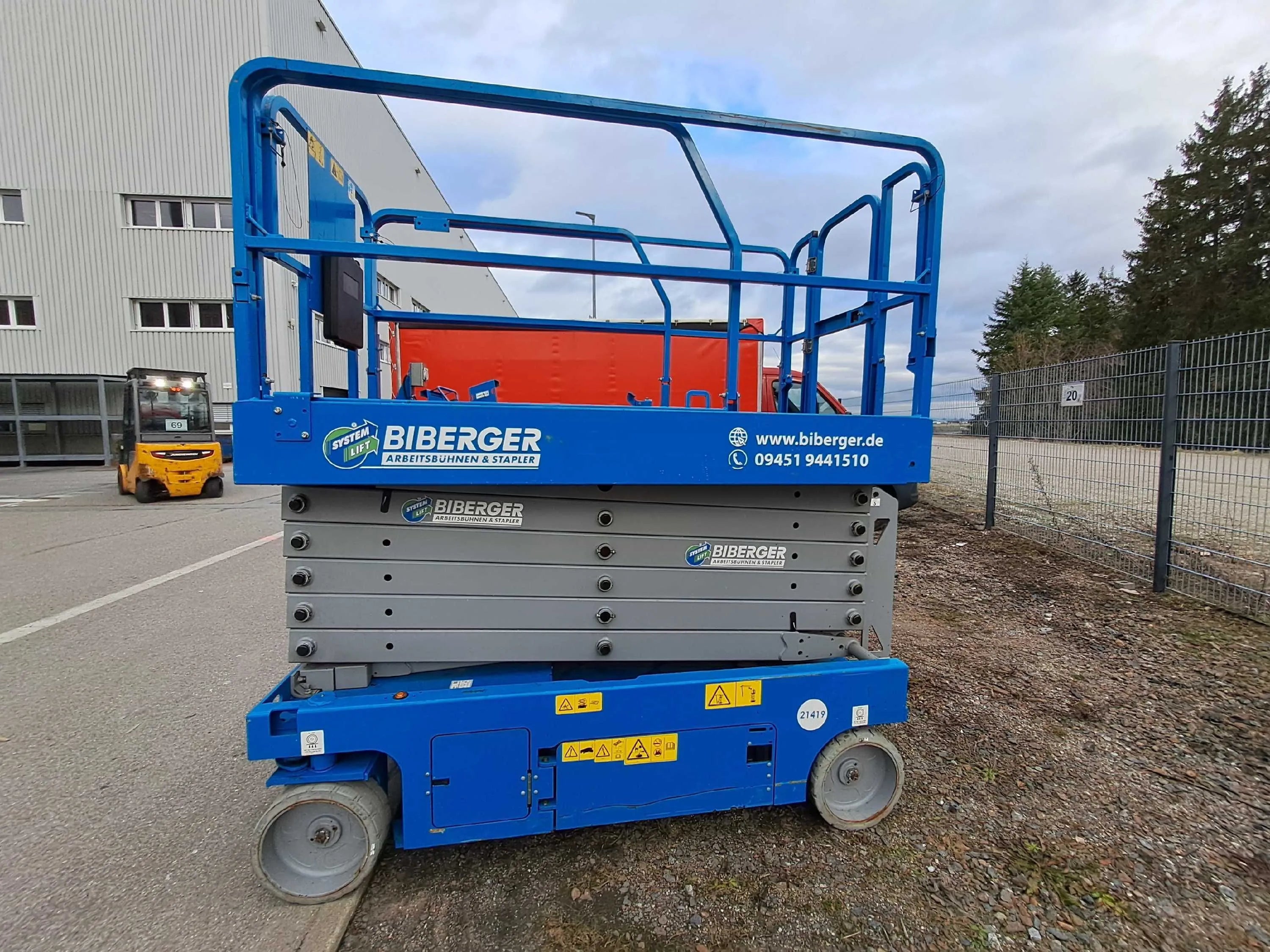 Blaue Scherenbühne von BIBERGER für Arbeitsbühnen & Stapler – sofort verfügbar zur Miete oder zum Kauf