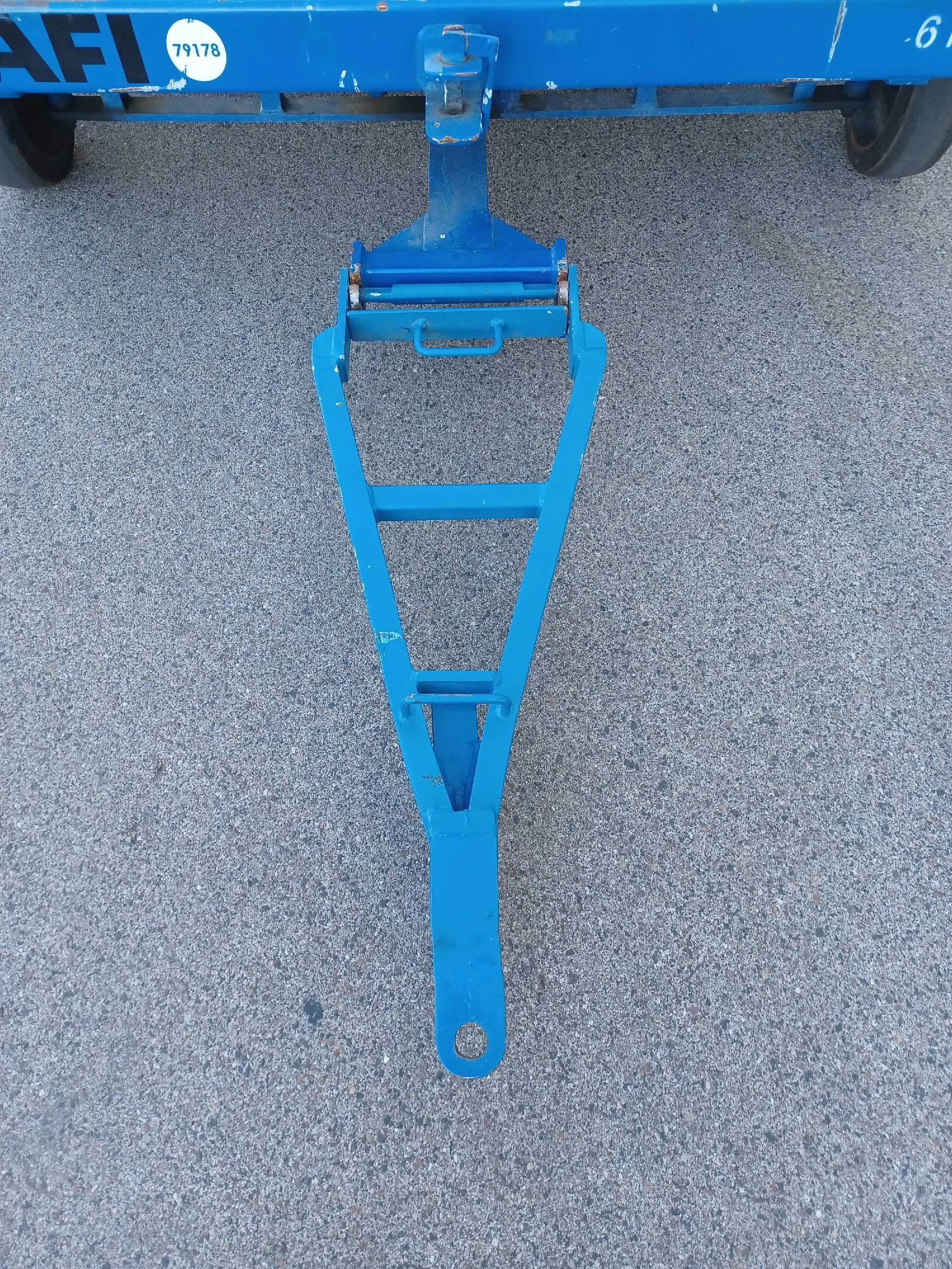 Blaue Hubarbeitsbühne mit AFI-Logo und Kennzeichnung 79178 auf Asphalt