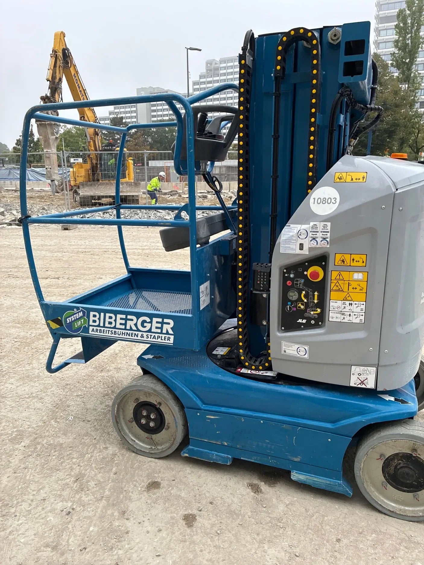 Biberger Arbeitsbühne auf Baustelle – blauer Hublift mit JLG-Steuerung für sichere Höhenarbeit