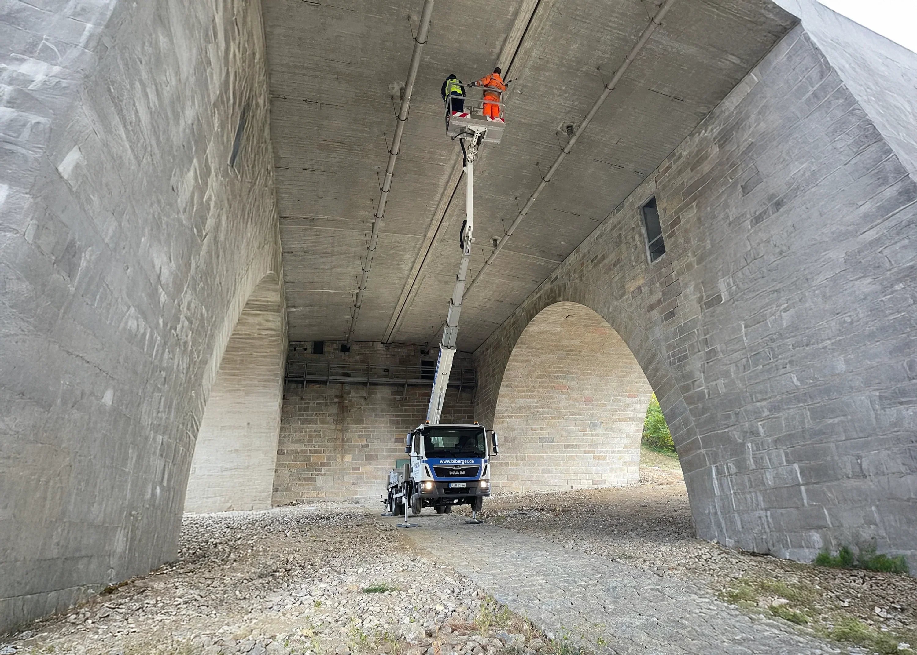 Brueckeninspektion_mit_Arbeitsbuehne_777a21a3-0c44-4618-85b2-93e9cc412a70 - BIBERGER