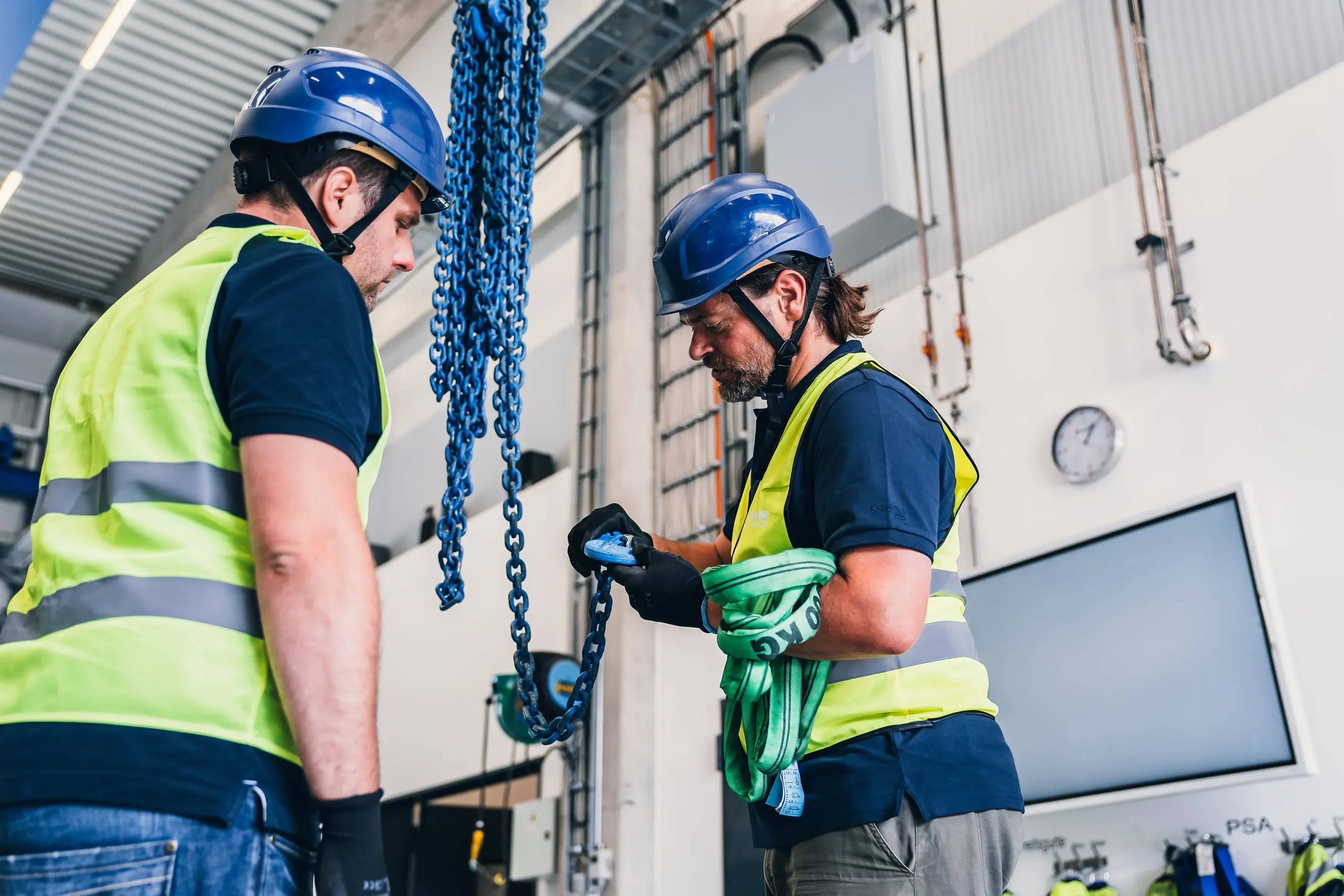 Anschlagen von Lasten – Anschlagmittel richtig auswählen und sicher einsetzen