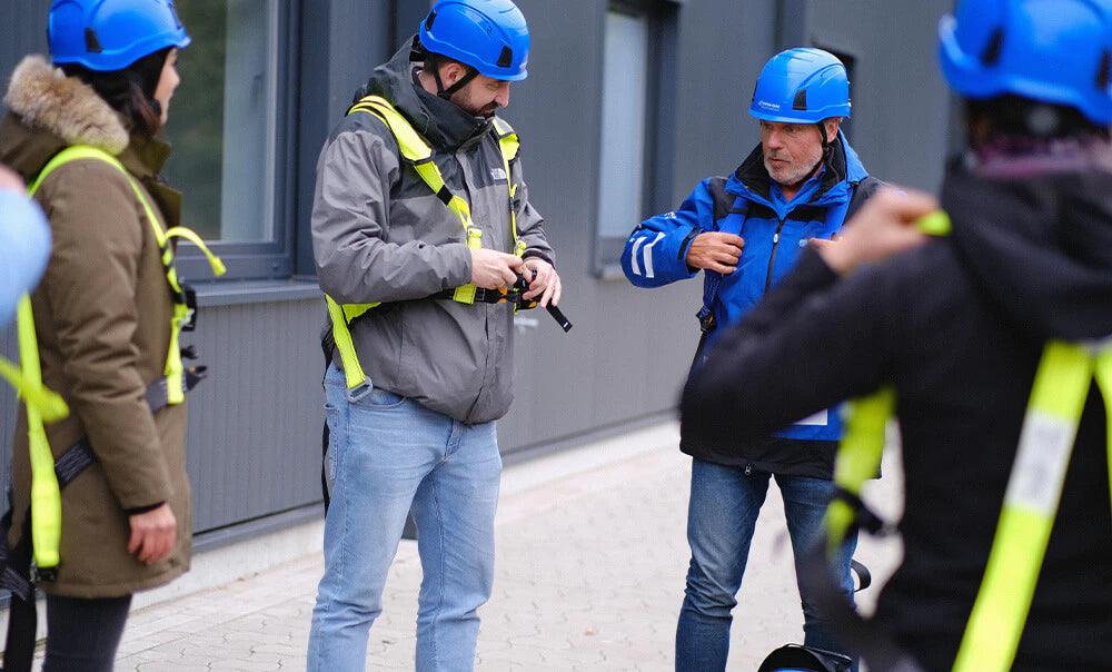 DGUV 308-008, SYSTEM-CARD® oder IPAF: Welche Hubarbeitsbühnen-Schulung braucht dein Team wirklich?