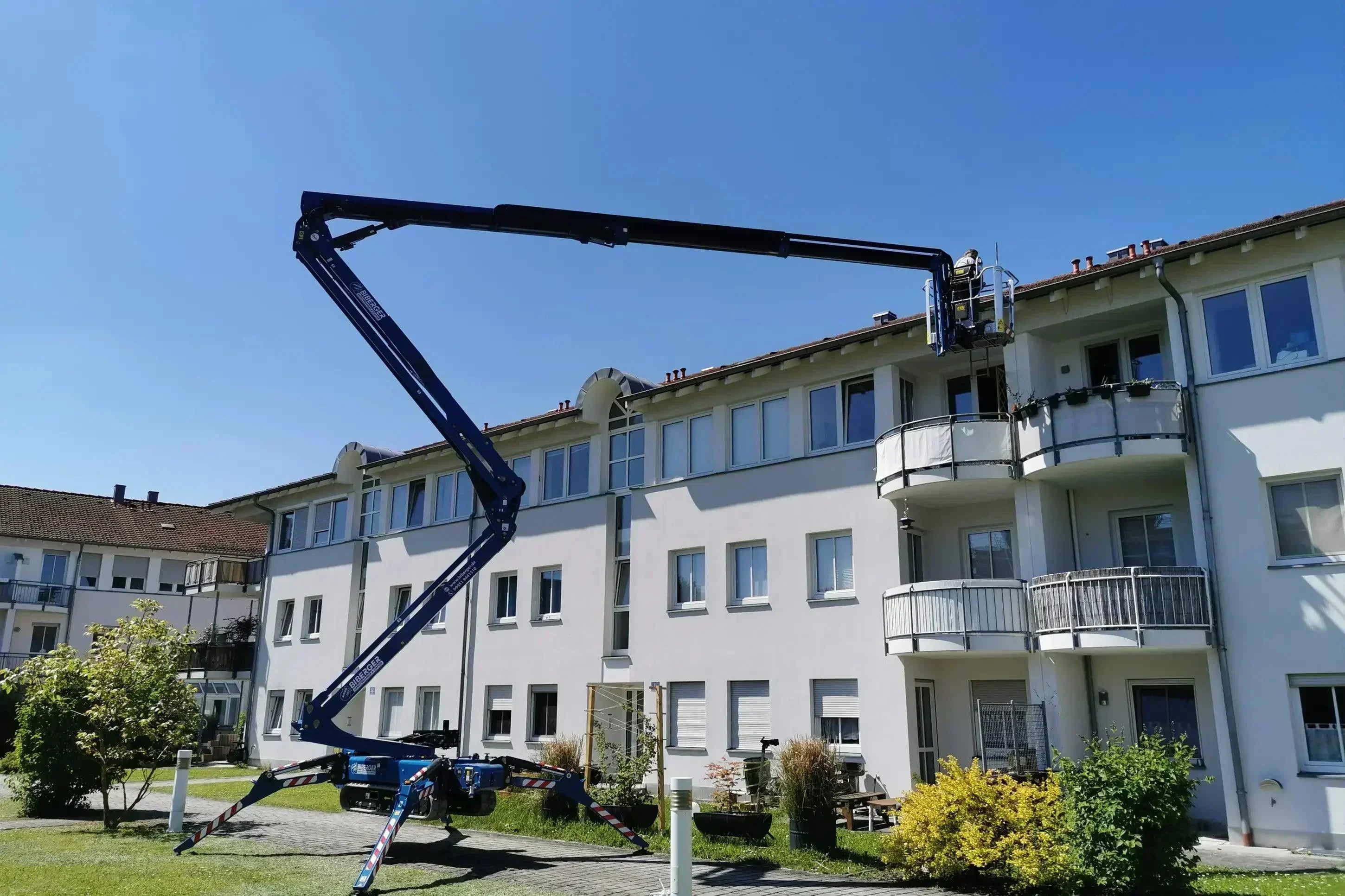 Arbeitsbühne oder Gerüst: Was ist die bessere Wahl für dein Projekt? - BIBERGER