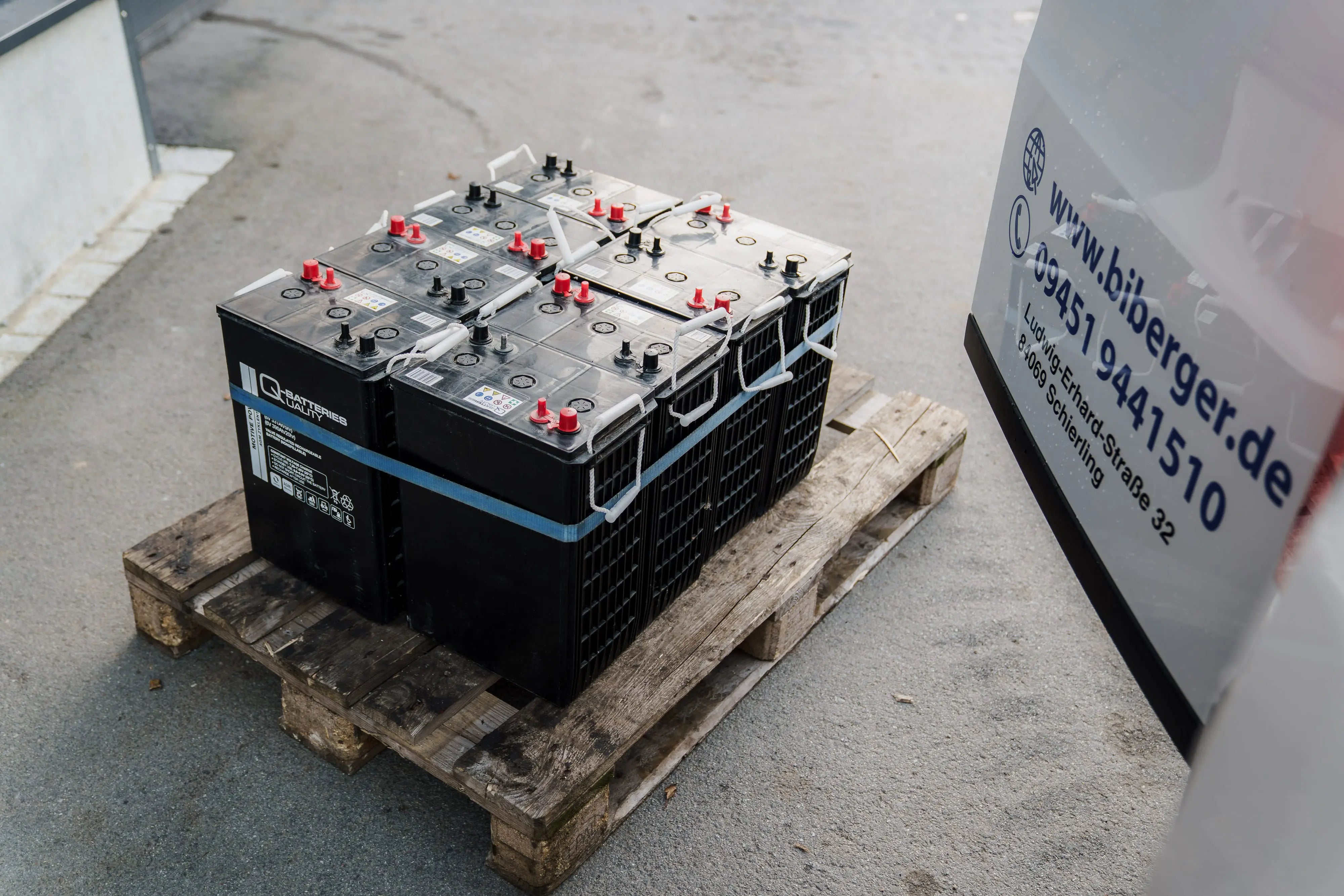 Wie lange hält die Batterie einer Arbeitsbühne? Laufzeiten, Lebensdauer und Tipps