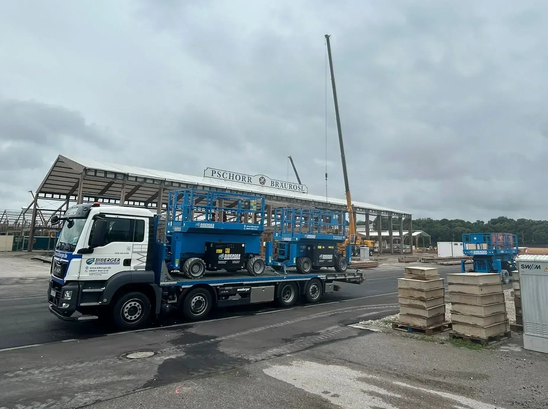 Arbeitsbühnen für den Festzeltaufbau: Schnell, sicher und exakt im Zeitplan - BIBERGER