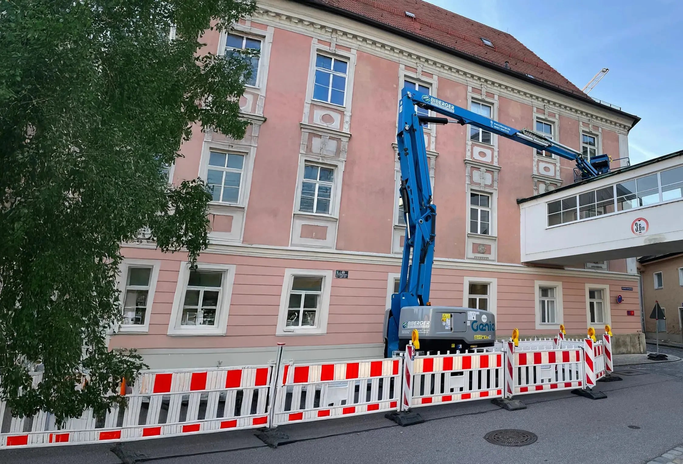 Eng, verwinkelt, schwer zugänglich: Höhenzugang für den städtischen Einsatz - BIBERGER