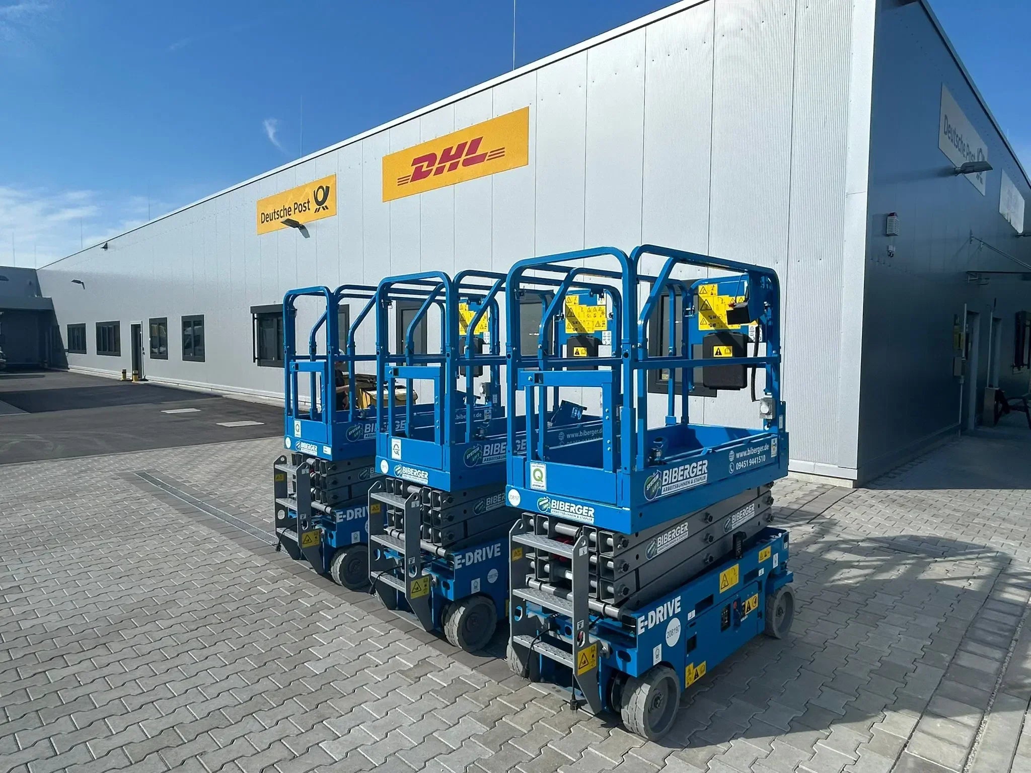 Arbeitsbühnen in der Logistik – sicher und effizient auf engem Raum arbeiten - BIBERGER