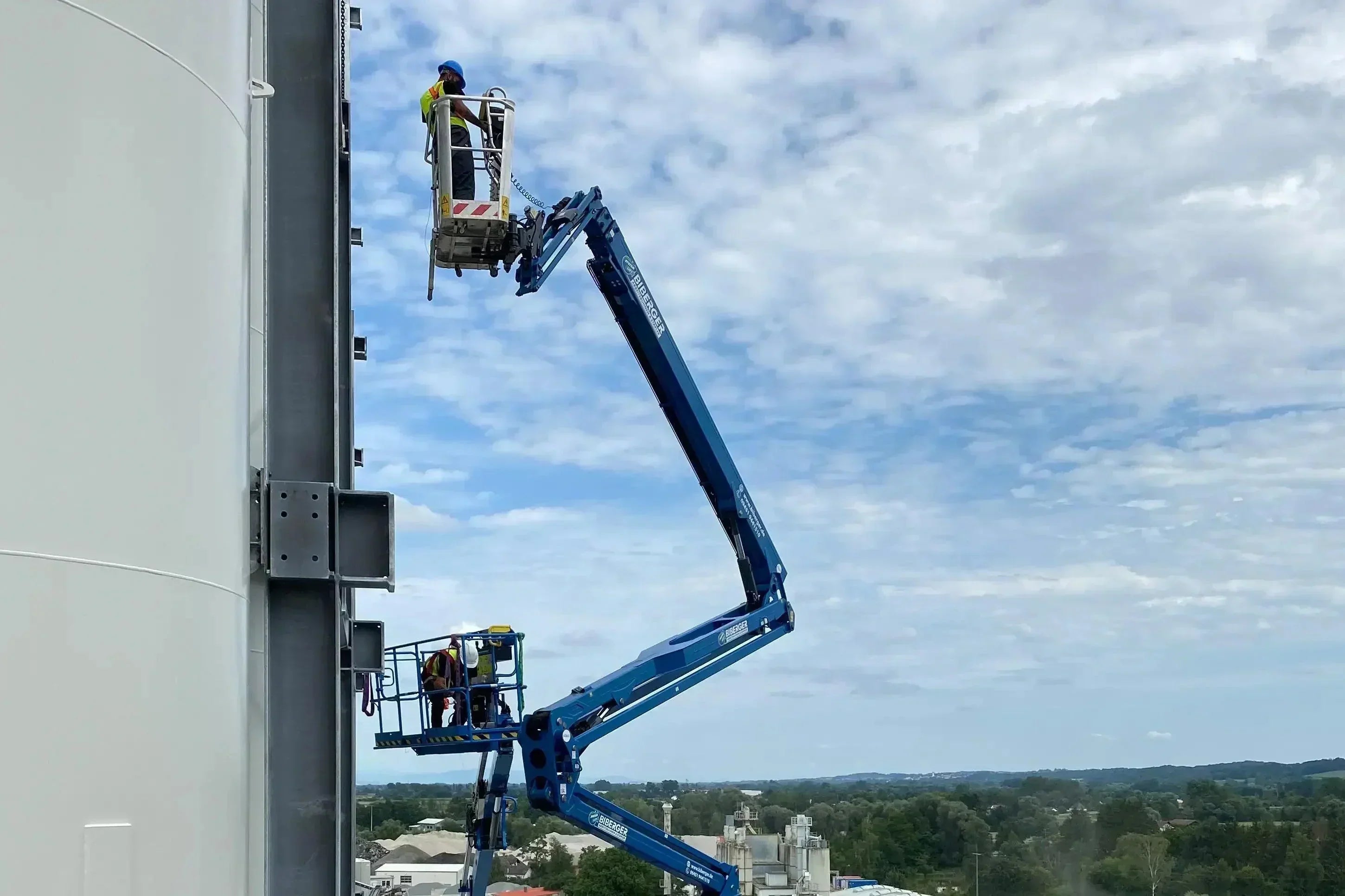 Darf man den Arbeitskorb in der Höhe verlassen? Was erlaubt ist – und was nicht - BIBERGER