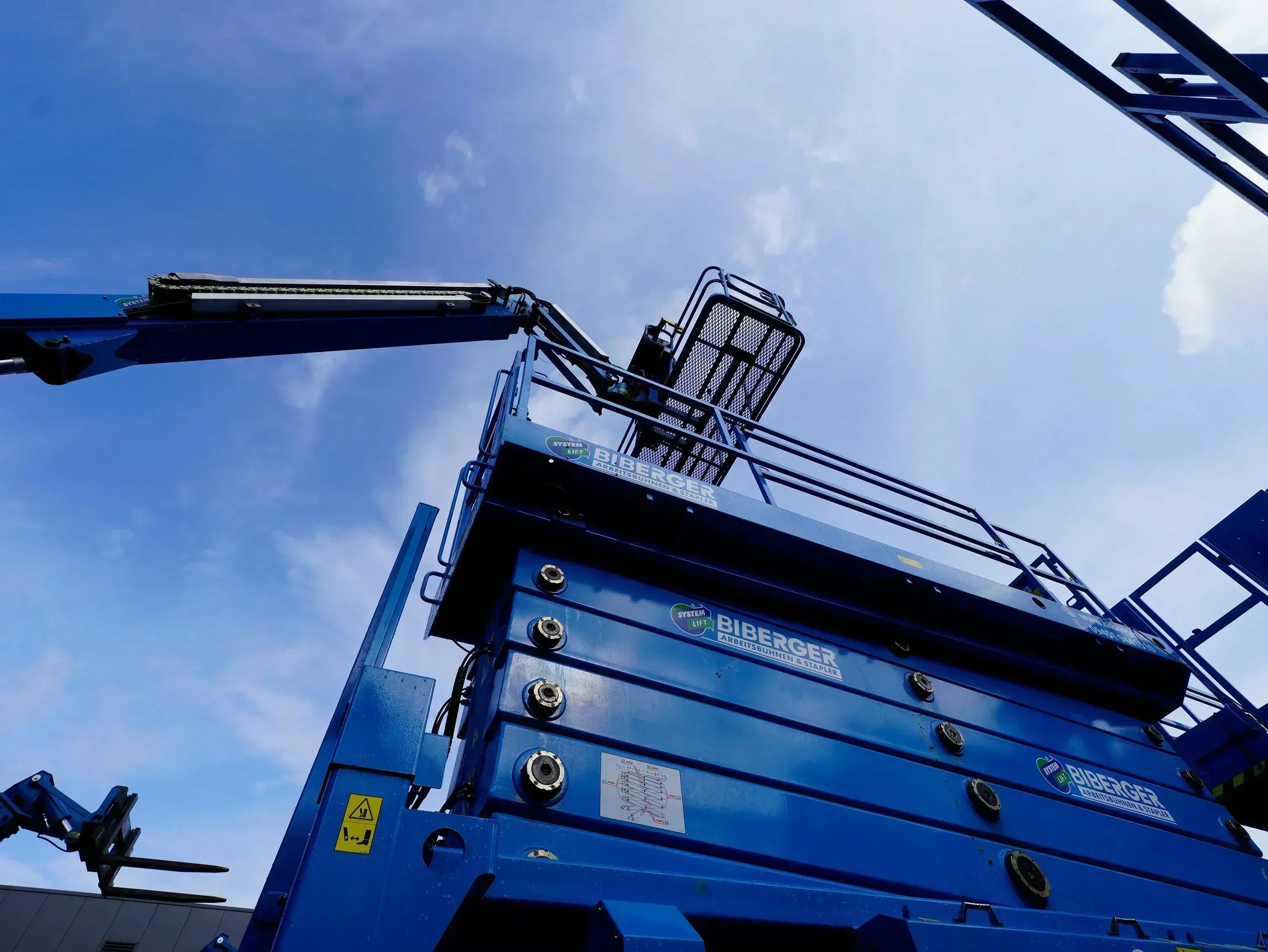 Gabelstapler Arbeitskorb vs. echte Arbeitsbühne: Was ist mit dem Stapler erlaubt? - BIBERGER
