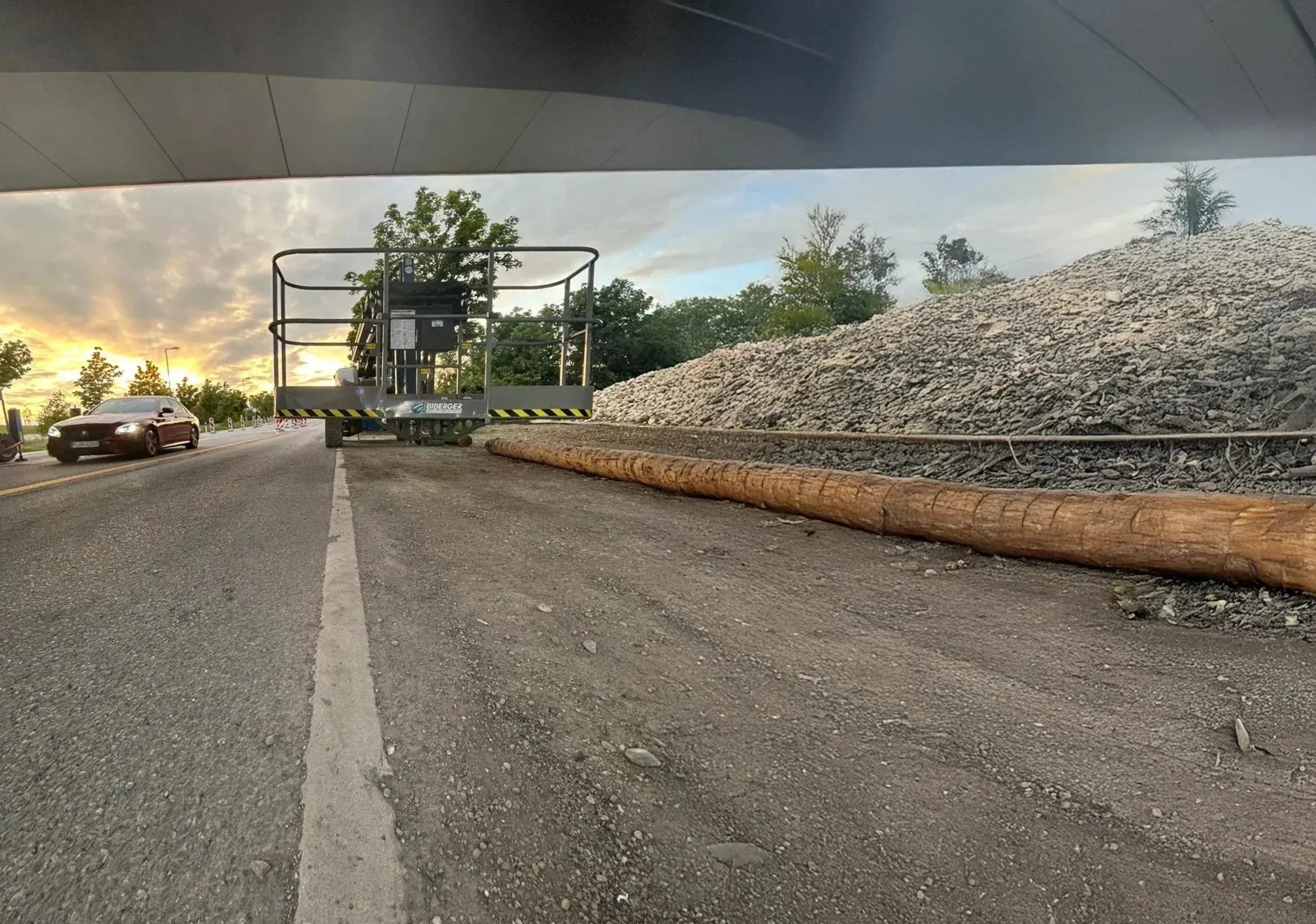 Arbeitsbühnen für kommunale Bauhöfe: effizienter Einsatz bei Straßen- und Grünpflege - BIBERGER