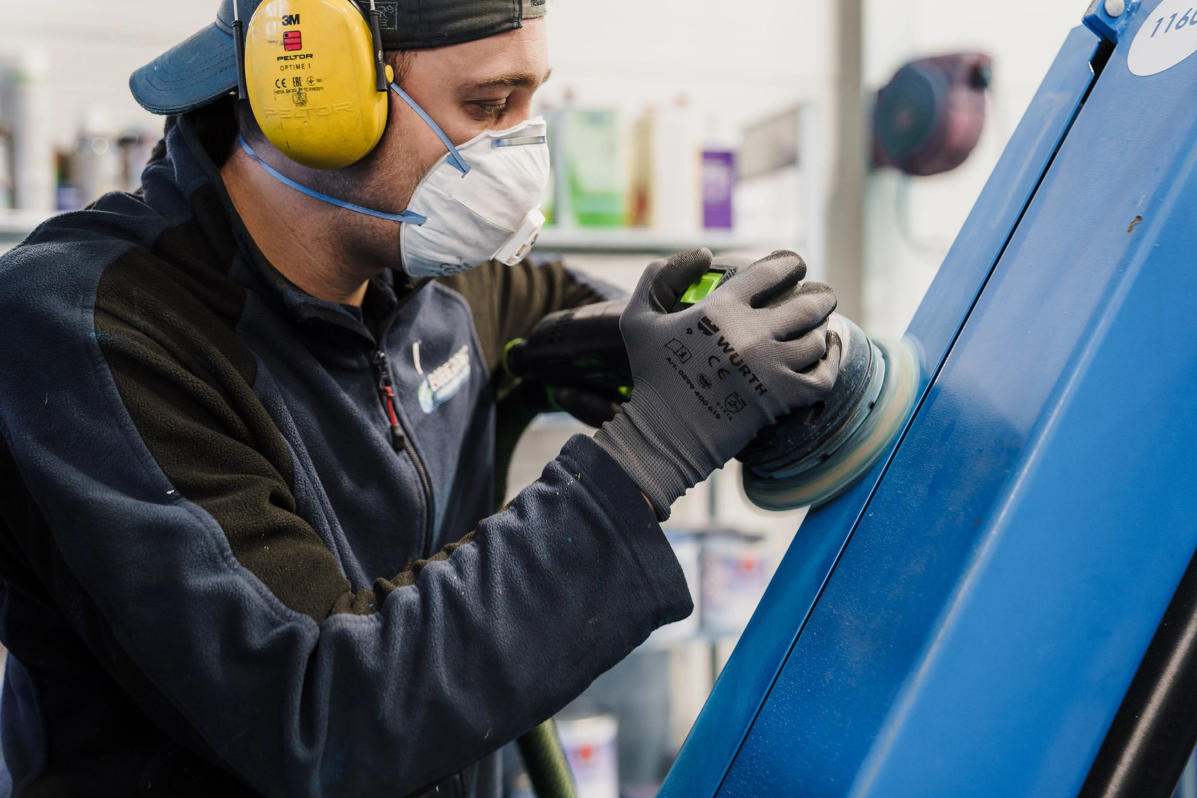 Wie oft sollte man Baumaschinen wie Stapler und Arbeitsbühnen reinigen? - BIBERGER