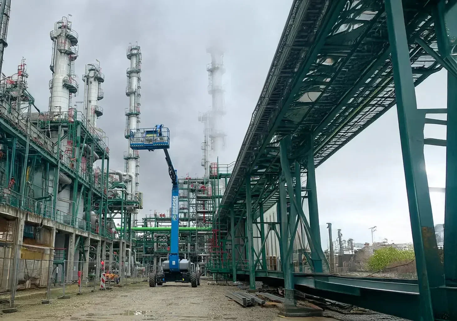 Höhenzugang in Raffinerien, Kraftwerken & Co: Welche Arbeitsbühne passt wirklich? - BIBERGER
