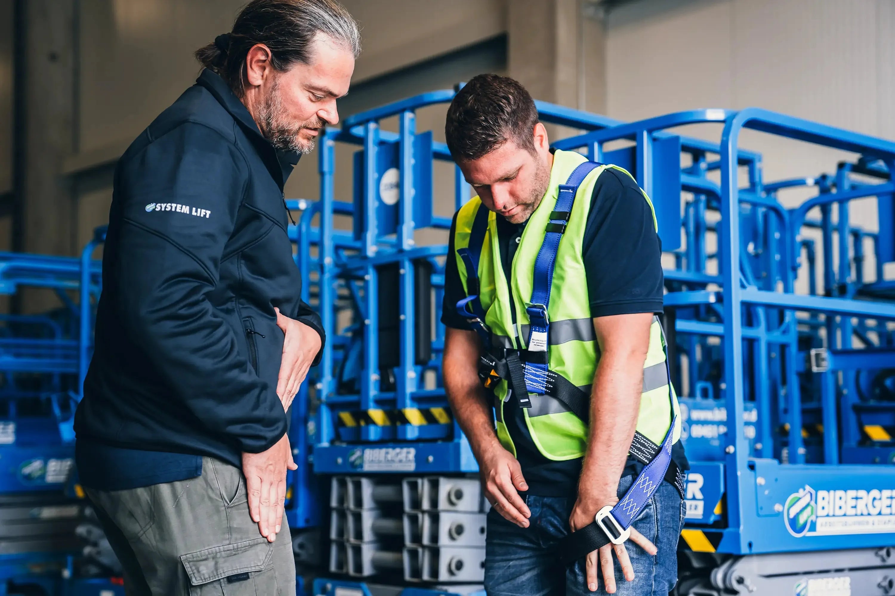 Gurtpflicht auf Arbeitsbühnen: Wann ist die Hubarbeitsbühnen Absturzsicherung Pflicht? - BIBERGER