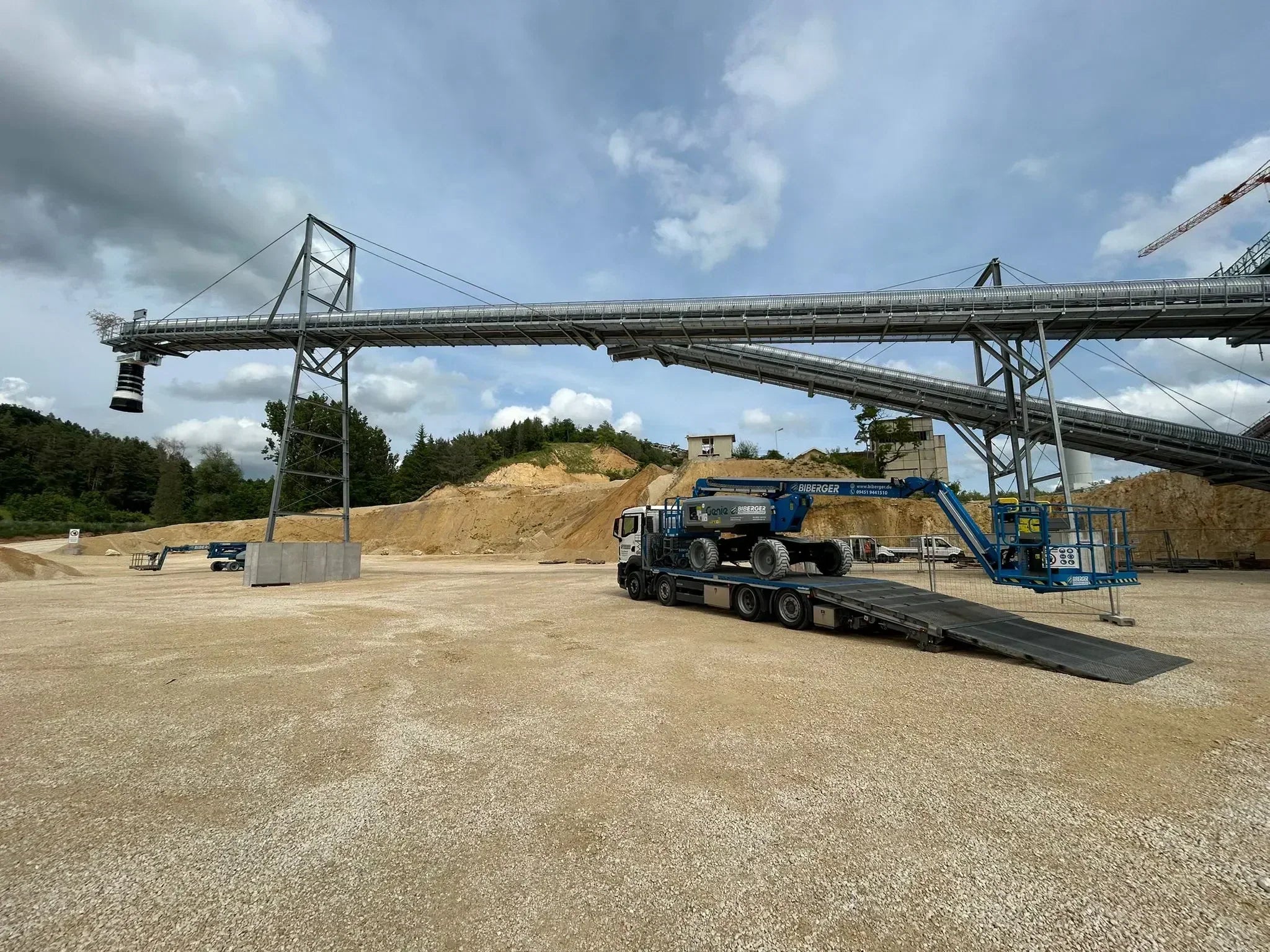 Outdoor-Arbeitsbühnen & Stapler: Welche Maschinen fürs Gelände? - BIBERGER