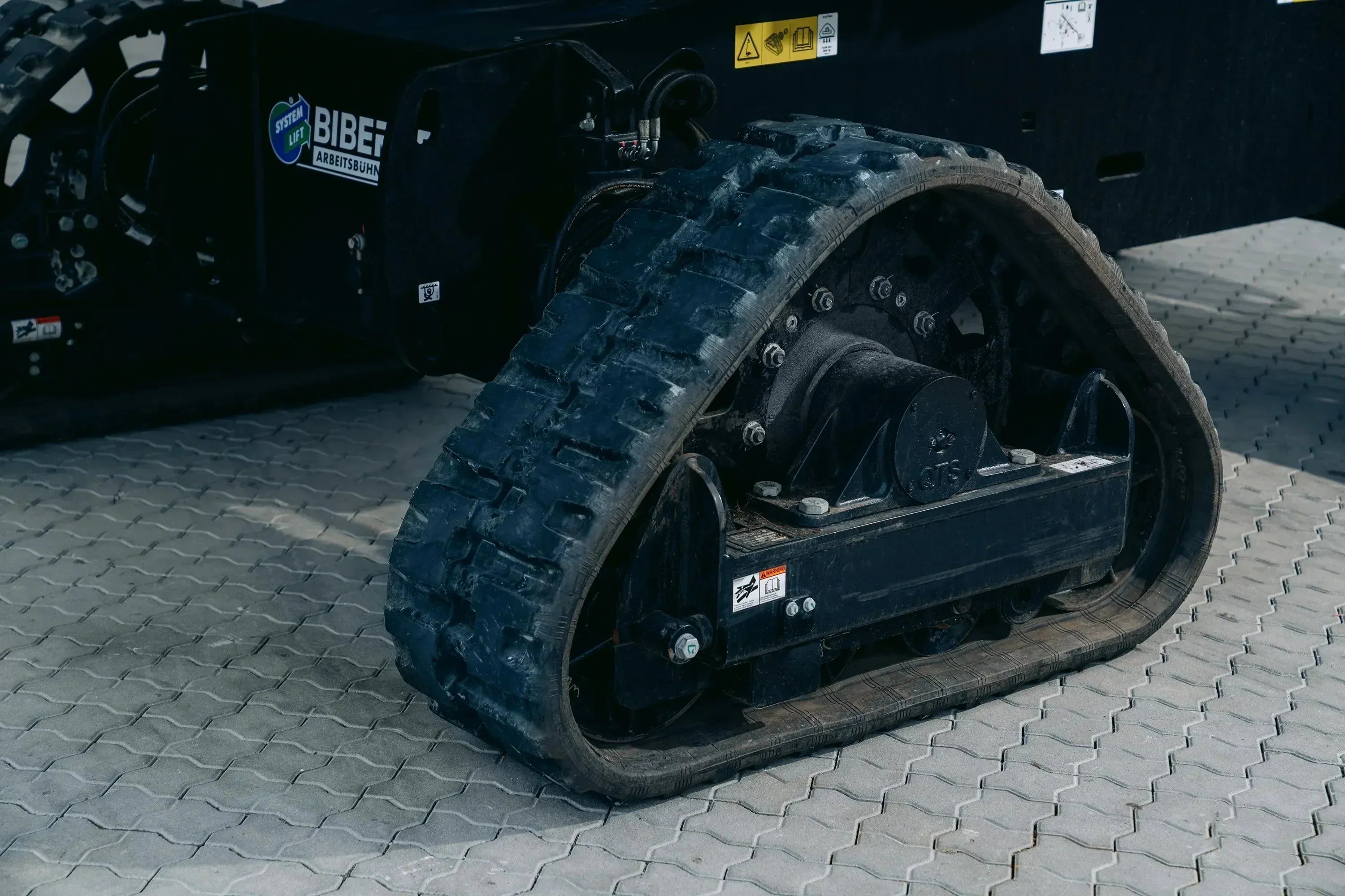 Das Raupenfahrwerk einfach erklärt – Vorteile, Einsatzbereiche, Maschinen - BIBERGER