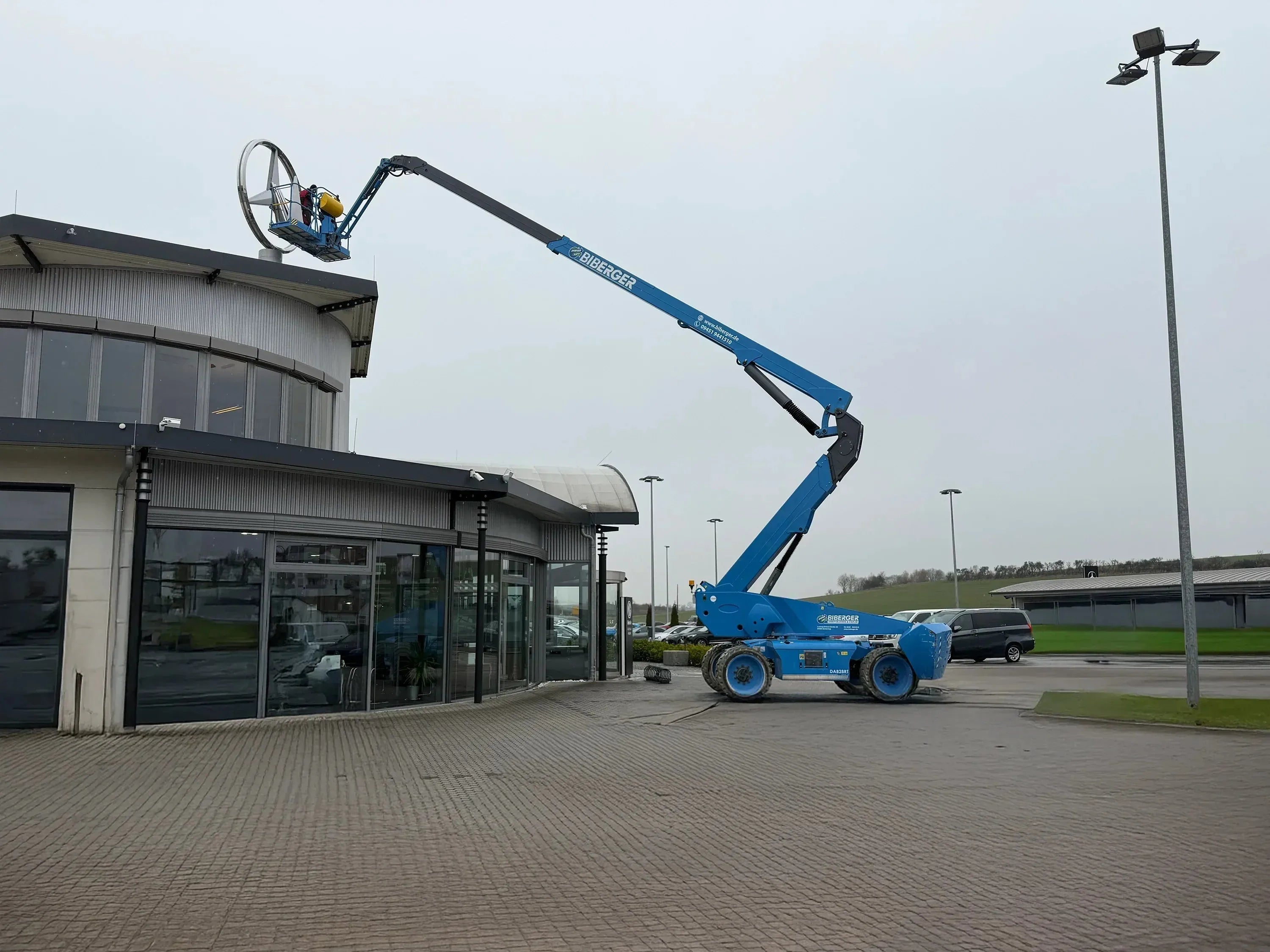 Luftlinie oder Fahrweg? Reichweite bei Arbeitsbühnen realistisch planen - BIBERGER