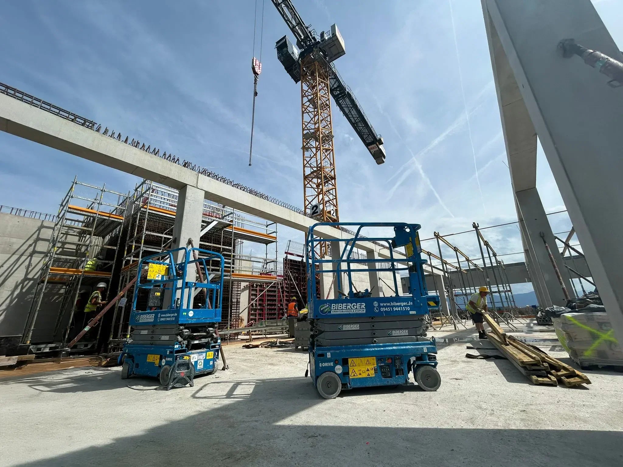 Scherenbühnen im Rohbau: Warum sie auf Baustellen so gefragt sind - BIBERGER