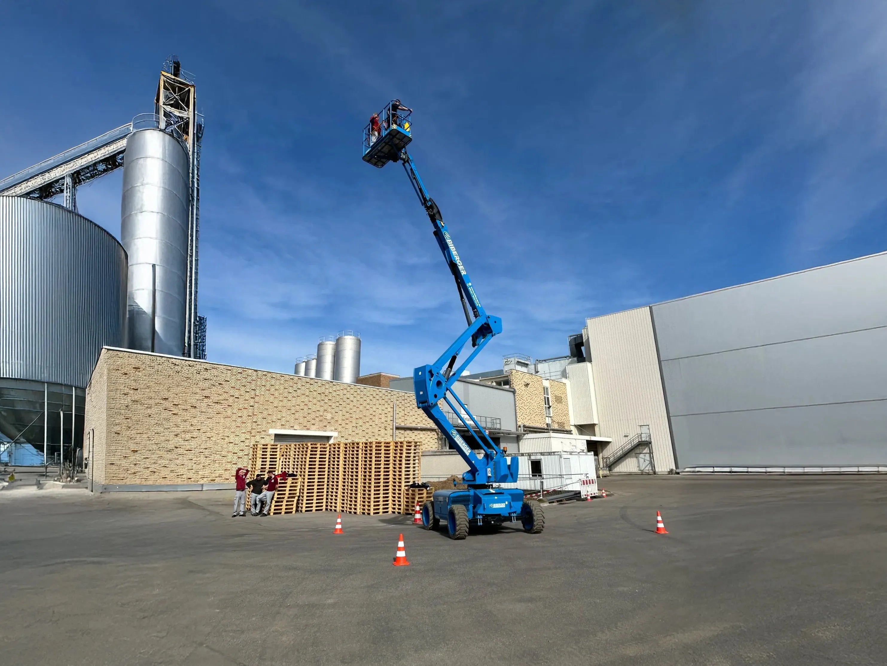 Vor-Ort-Schulung für Arbeitsbühnen: Praxisnah, sicher und zertifiziert - BIBERGER