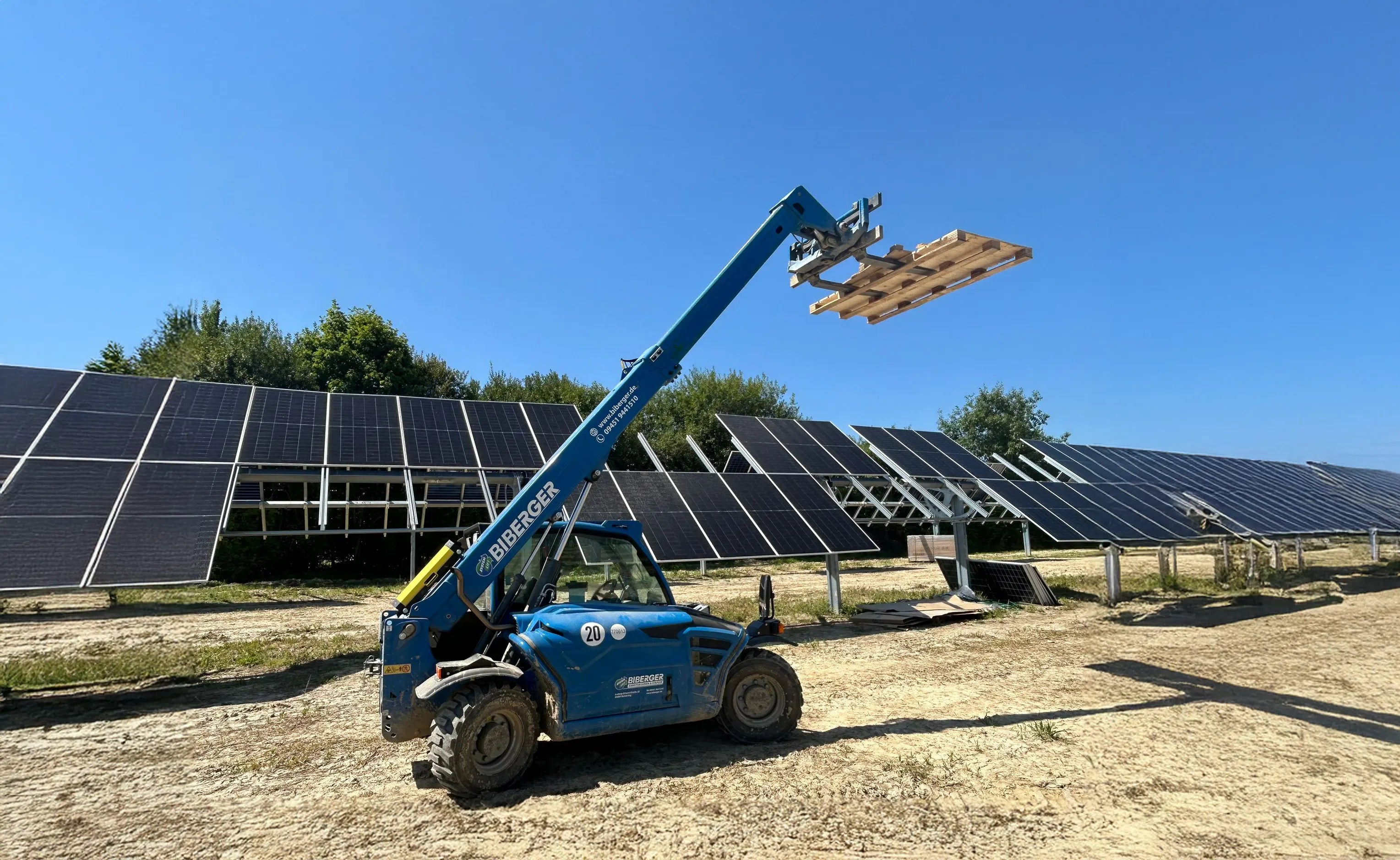 Solarpark bauen: Welche Maschinen werden für den Aufbau benötigt? - BIBERGER