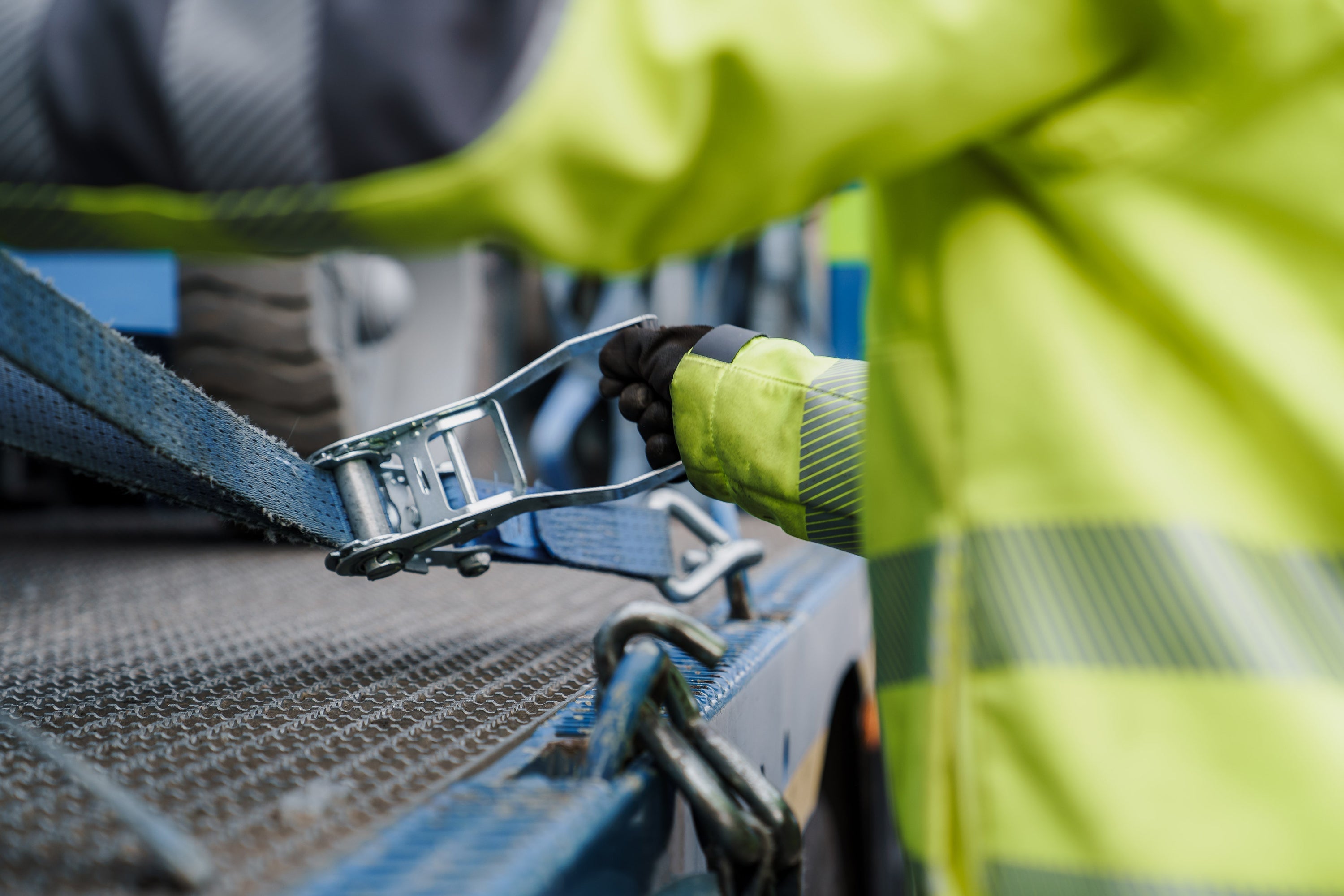 Arbeitsbühnen sicher transportieren – Planung, Durchführung und Kosten - BIBERGER