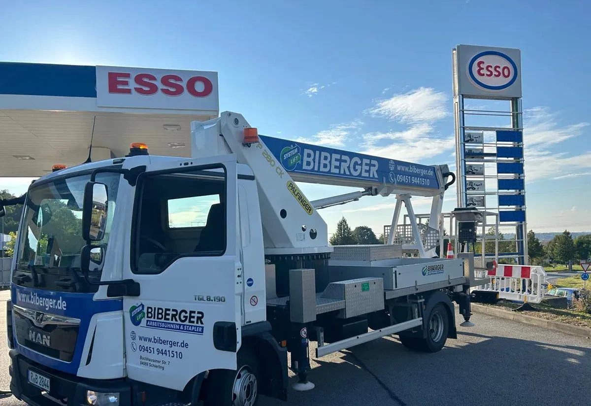 Außenwerbung sicher anbringen: Was ist bei der Montage zu beachten? - BIBERGER