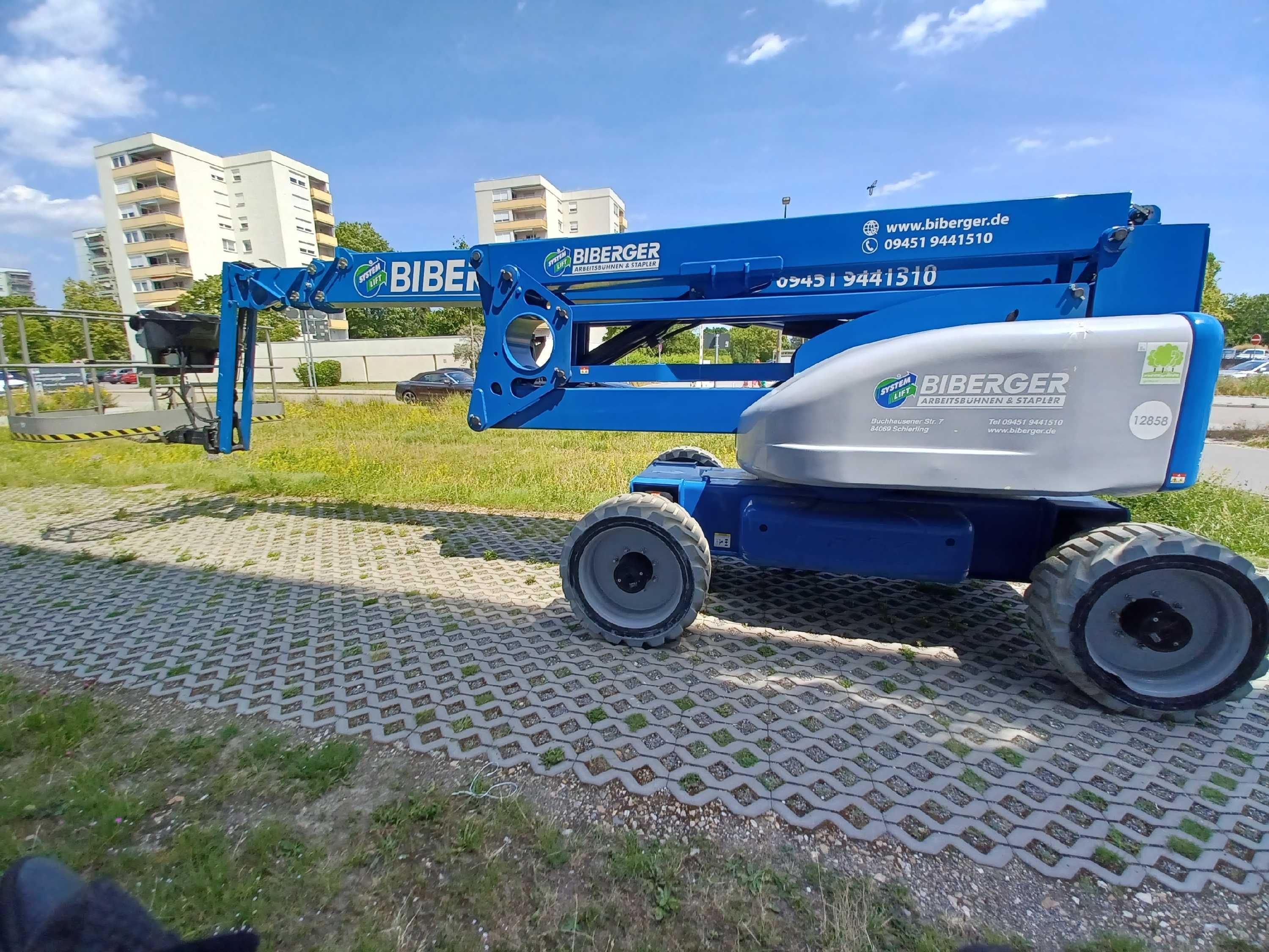 HR 28 Hybrid