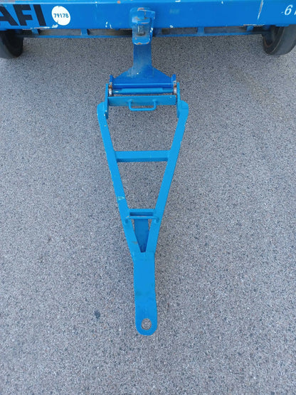 Blaue Hubarbeitsbühne mit AFI-Logo und Kennzeichnung 79178 auf Asphalt