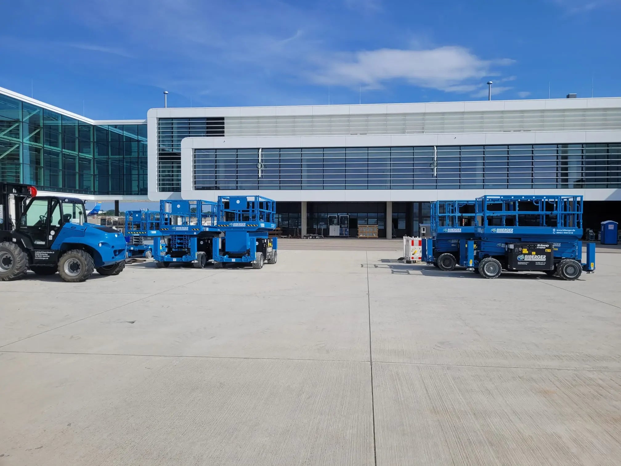 BIBERGER_Arbeitsbuehnen_am_Flughafen - BIBERGER