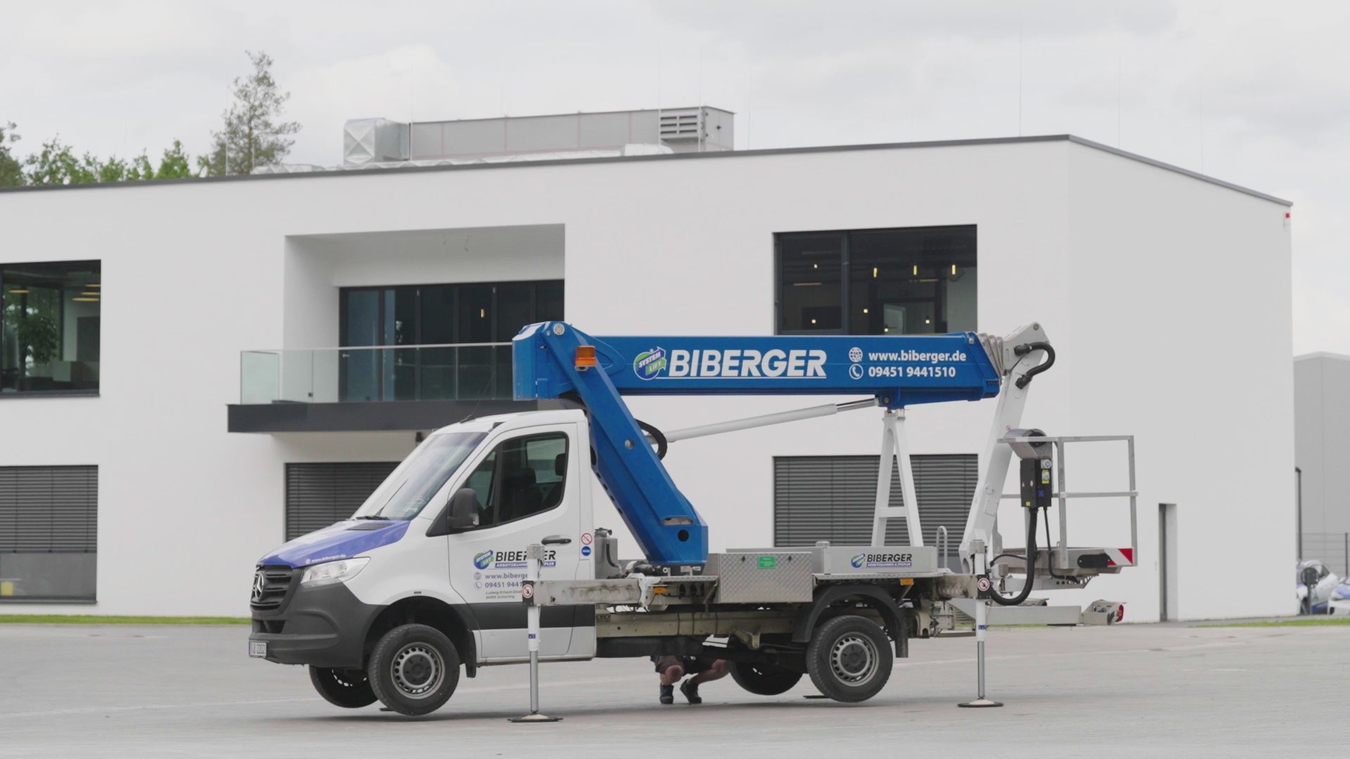 Load video: LKW-Arbeitsbühne mieten